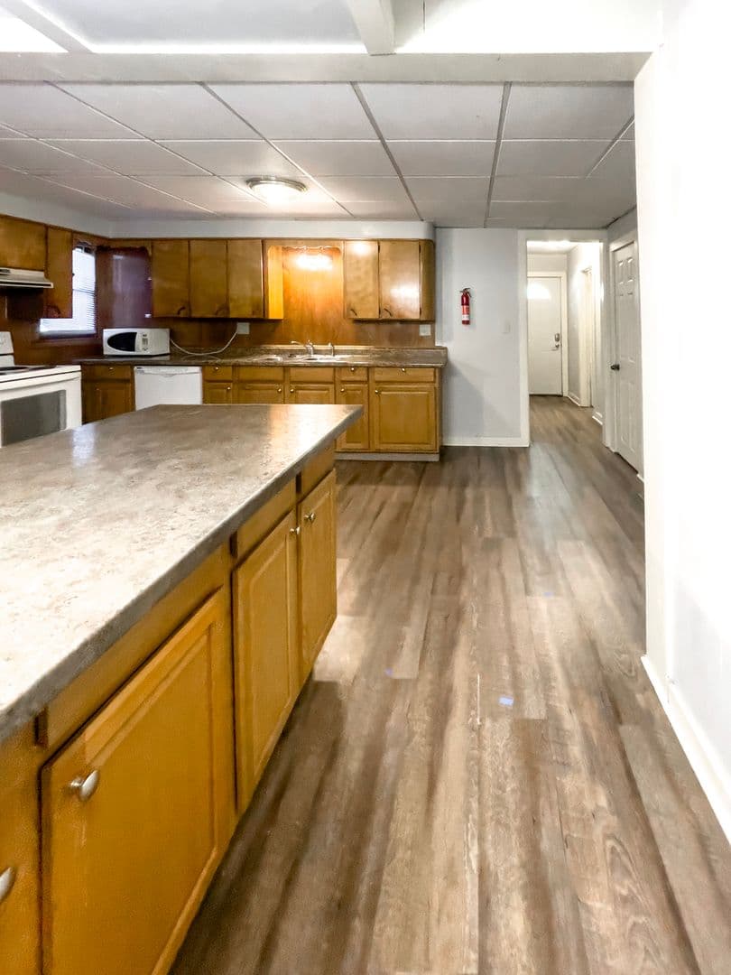 815 &amp; 817 W University Ave (Cardinal Rentals, LLC) 26 of 35