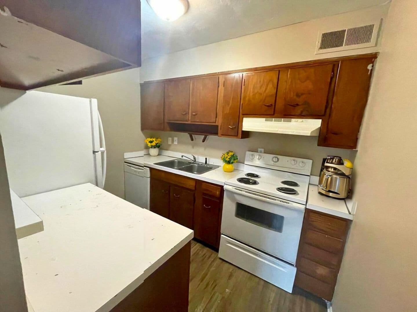 Immediate Move-In! Spacious 2-Bedroom Apartments Near Downtown 11 of 32