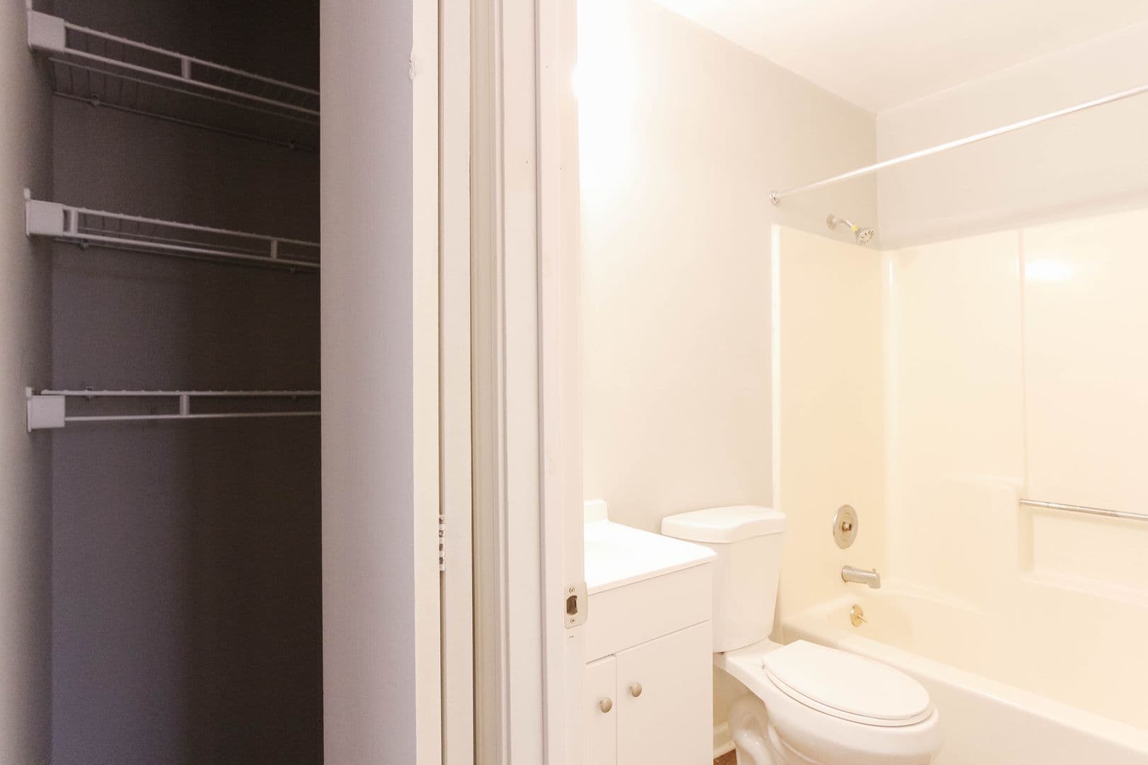 Fully Renovated 2 Bedroom Apartments! Pet Friendly! On-Site Laundry! 13 of 17