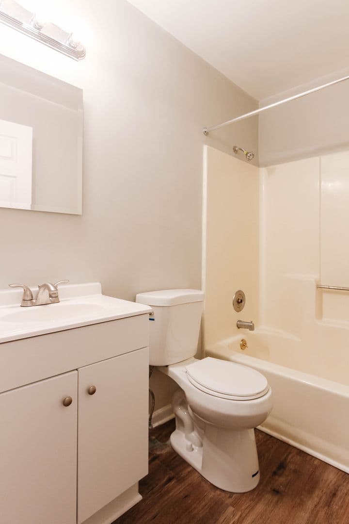 Fully Renovated 2 Bedroom Apartments! Pet Friendly! On-Site Laundry! 14 of 17