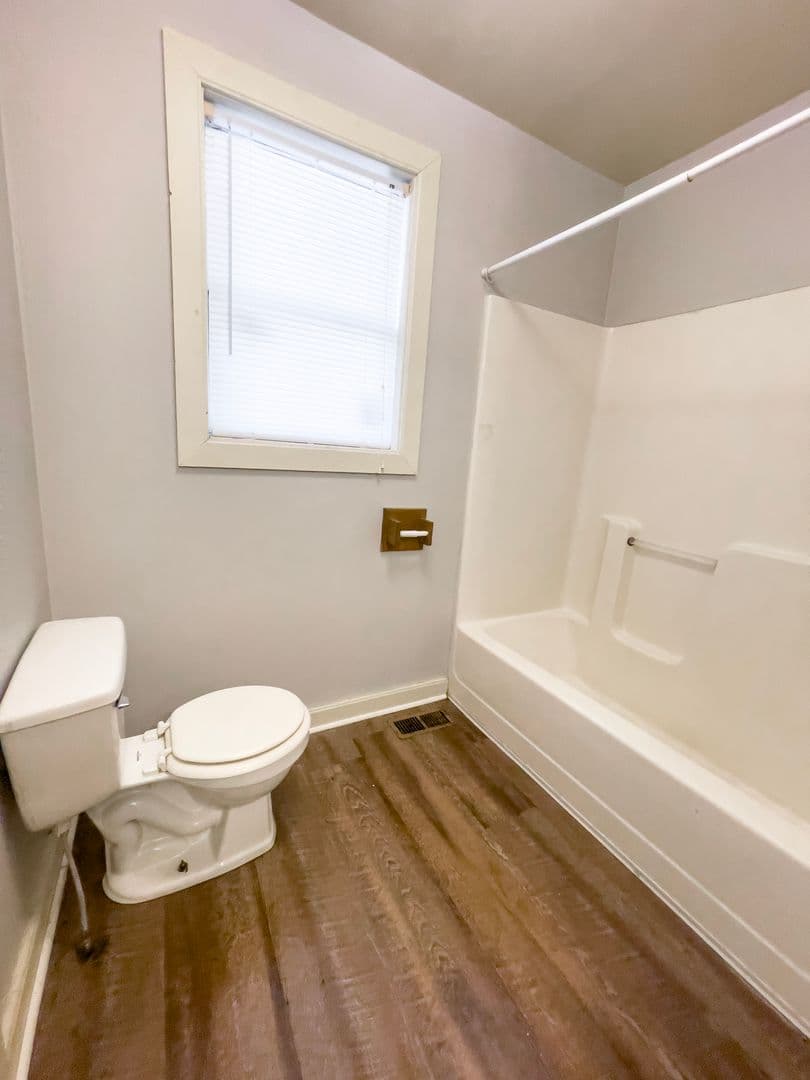 815 &amp; 817 W University Ave (Cardinal Rentals, LLC) 11 of 35