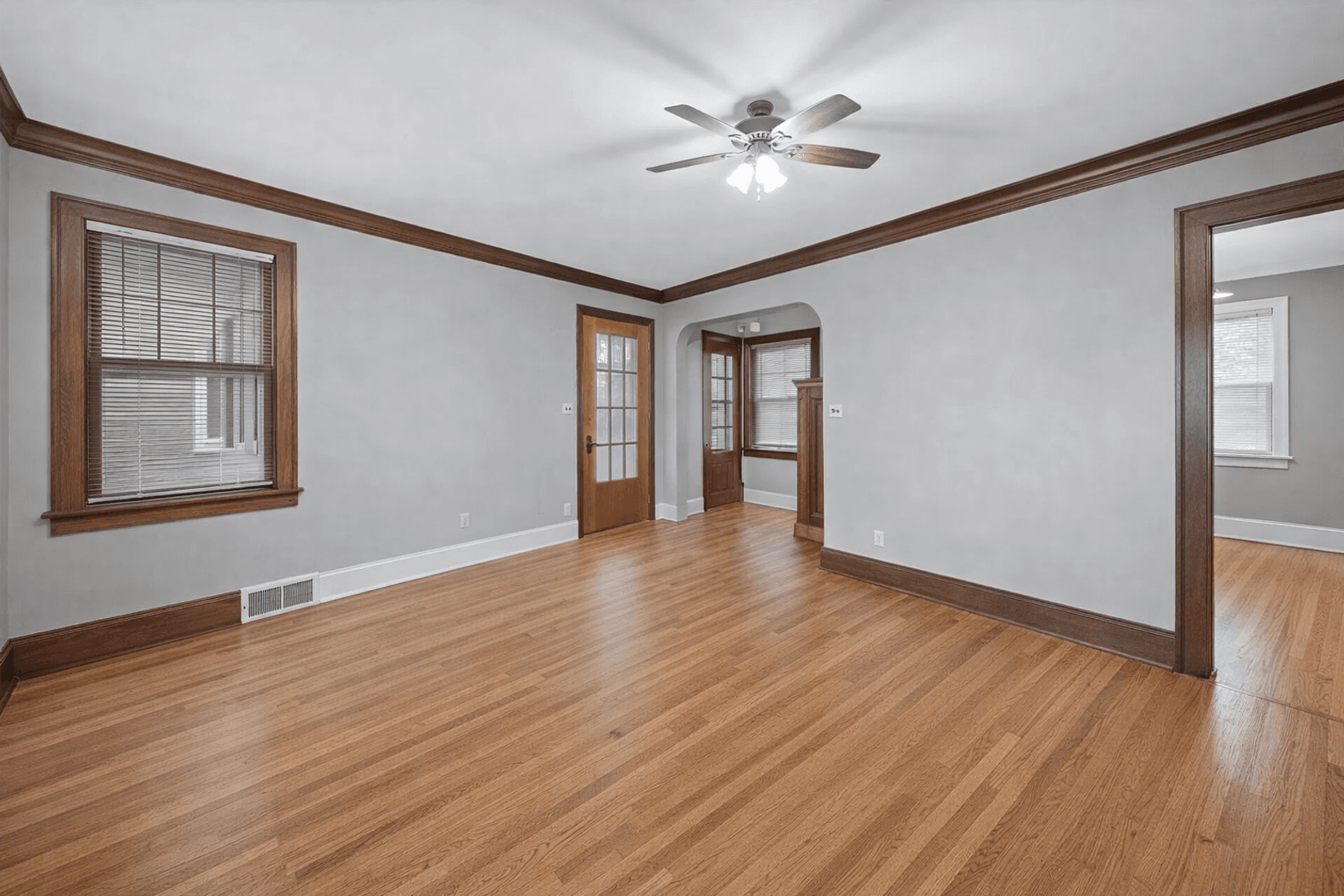 811 Snelling Ave N 2 of 16
