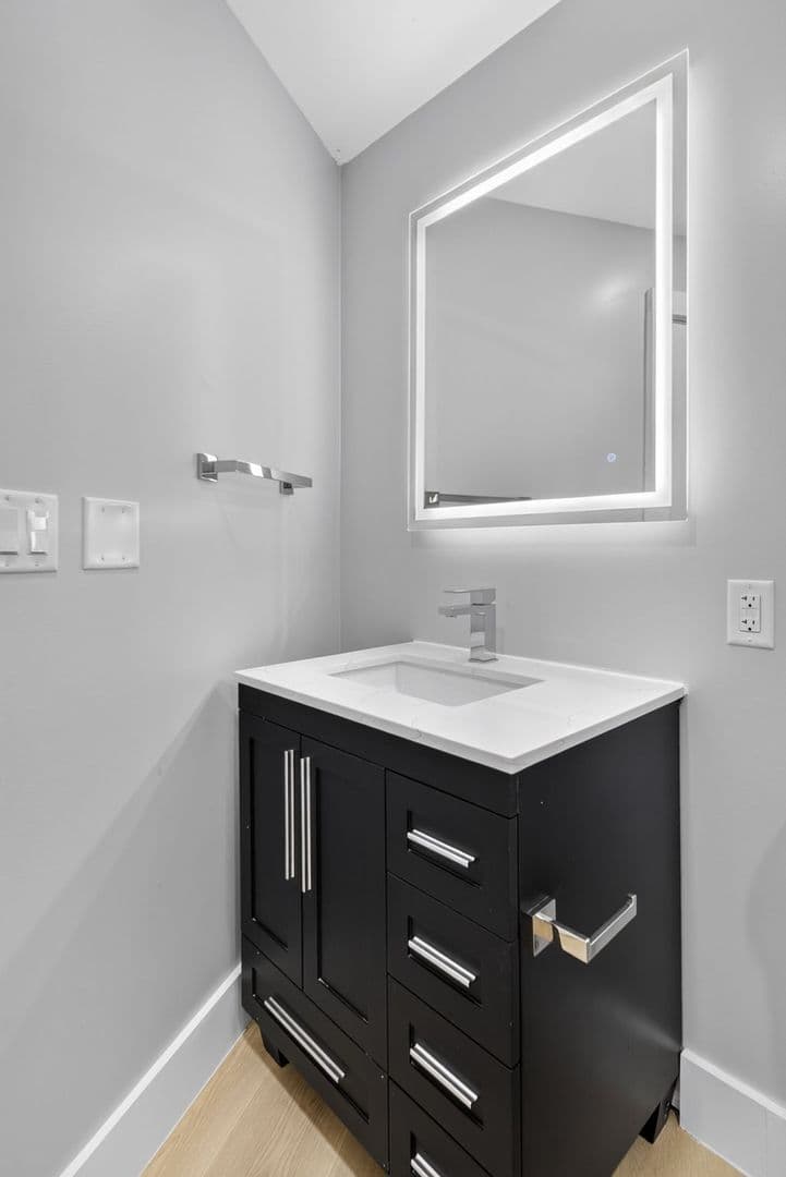 The Summit at 201 Oak Avenue 13 of 14