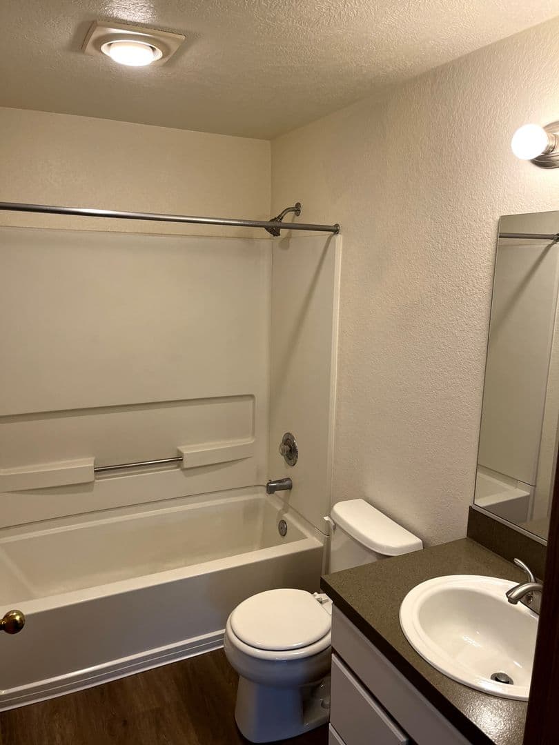 Beautiful 2 Bed 2 Bath Apartment - FIRST MONTH FREE!! 18 of 23