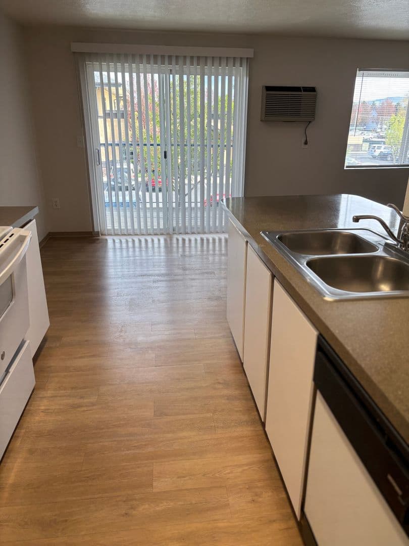 Beautiful 2 Bed 2 Bath Apartment - FIRST MONTH FREE!! 10 of 16