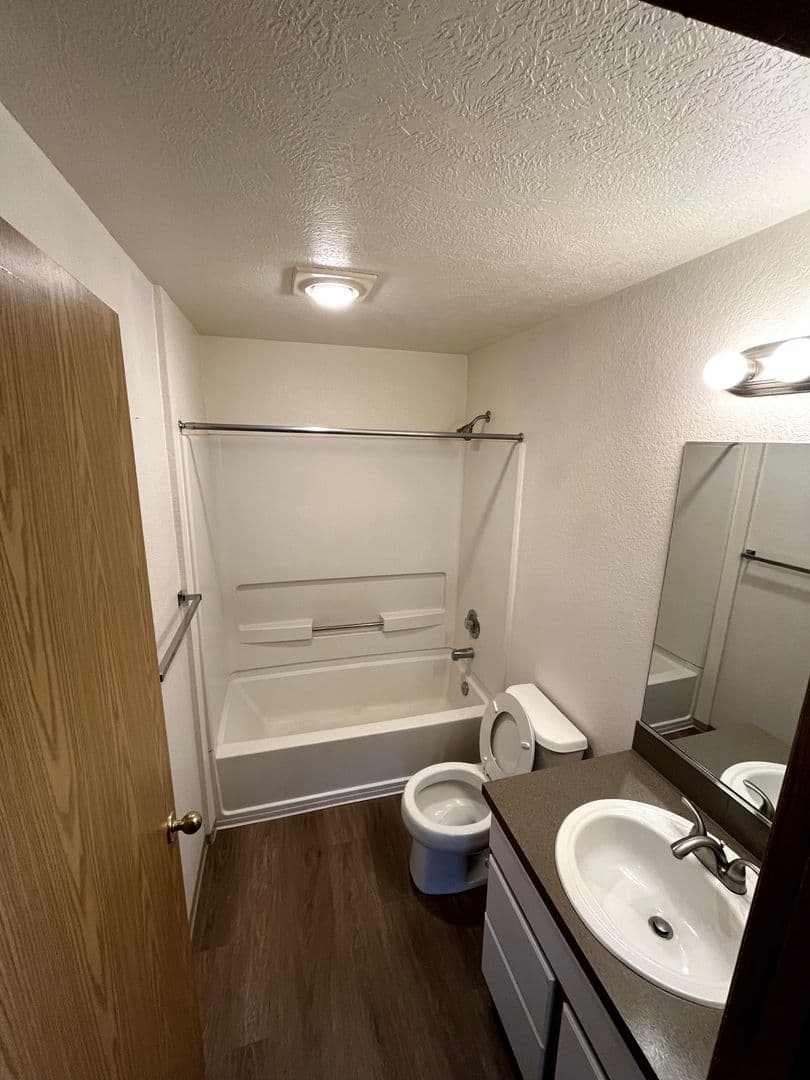 Beautiful 2 Bed 2 Bath Apartment - FIRST MONTH FREE!! 15 of 23