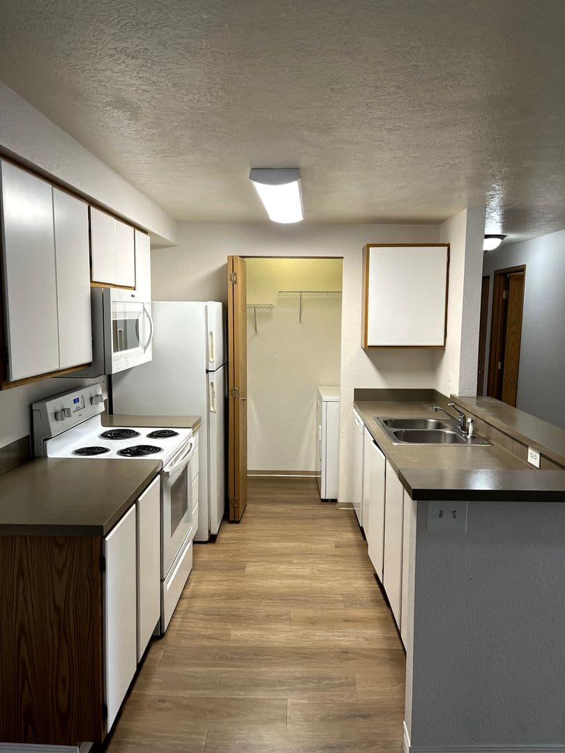 Beautiful 2 Bed 2 Bath Apartment - FIRST MONTH FREE!! 7 of 23