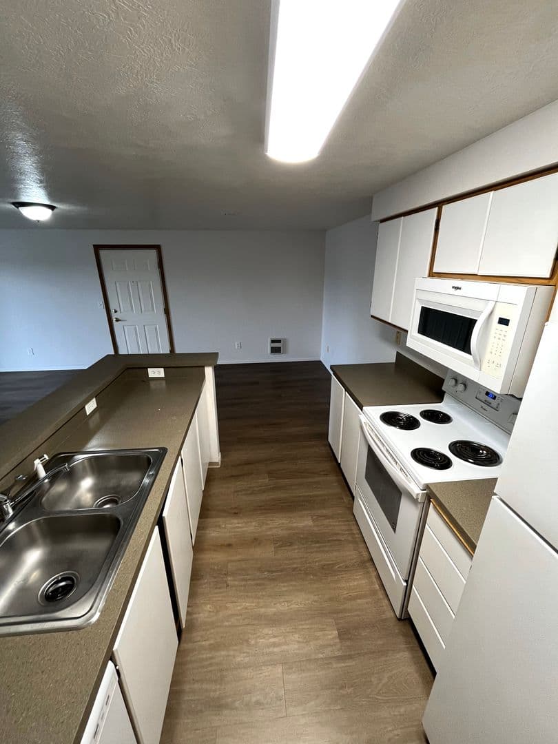 Beautiful 2 Bed 2 Bath Apartment - FIRST MONTH FREE!! 8 of 23