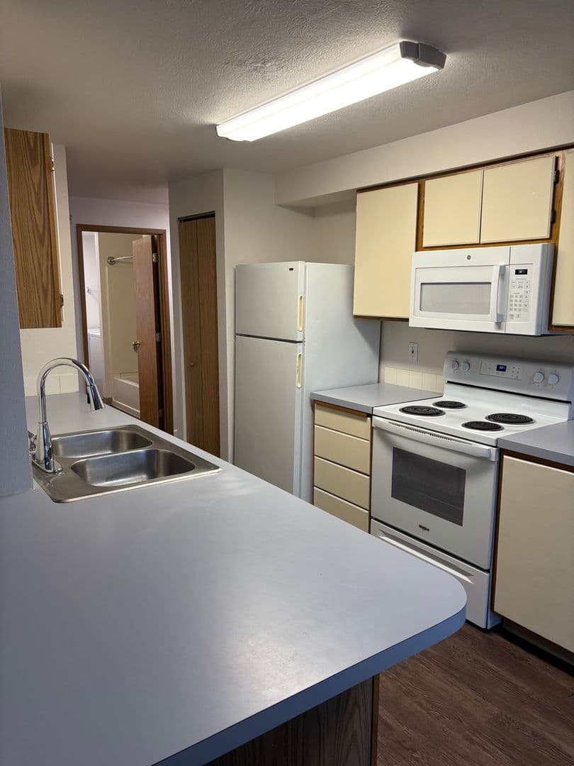 Beautiful 2 Bed 2 Bath Apartment - FIRST MONTH FREE!! 8 of 16