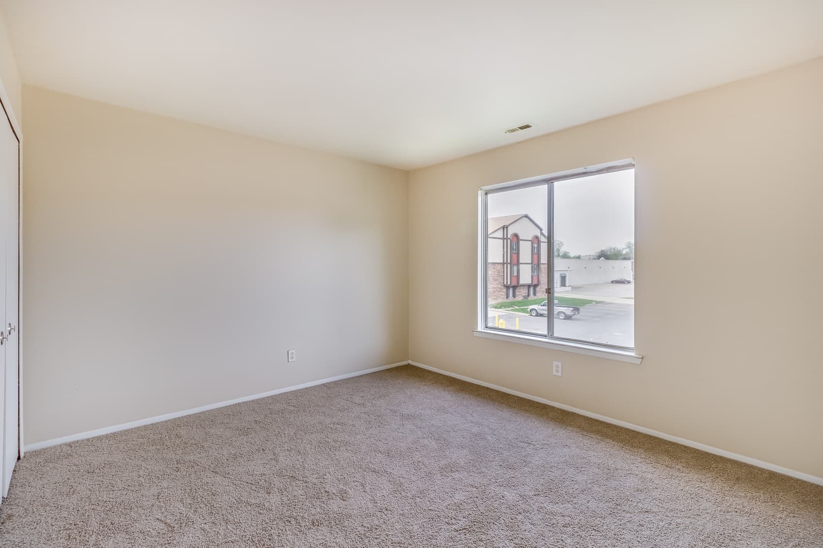 Drakeshire Apartments (Suzanne Apartments LLC) 3 of 19
