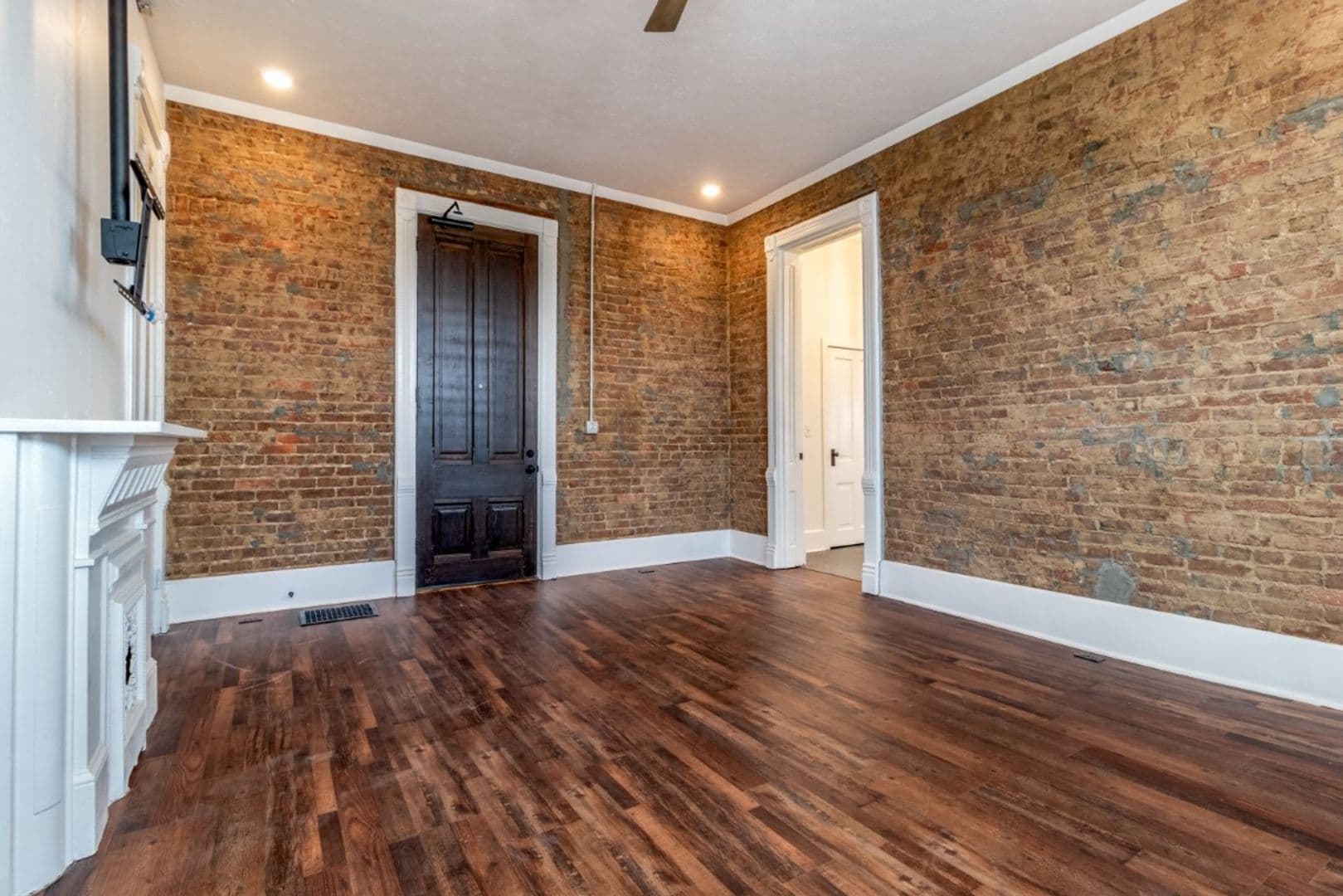 305 Main St 10 of 27