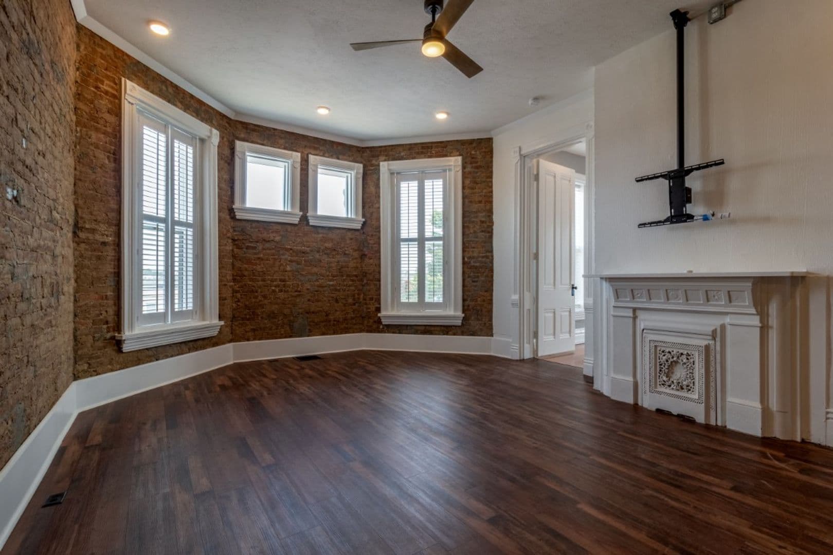 305 Main St 8 of 27