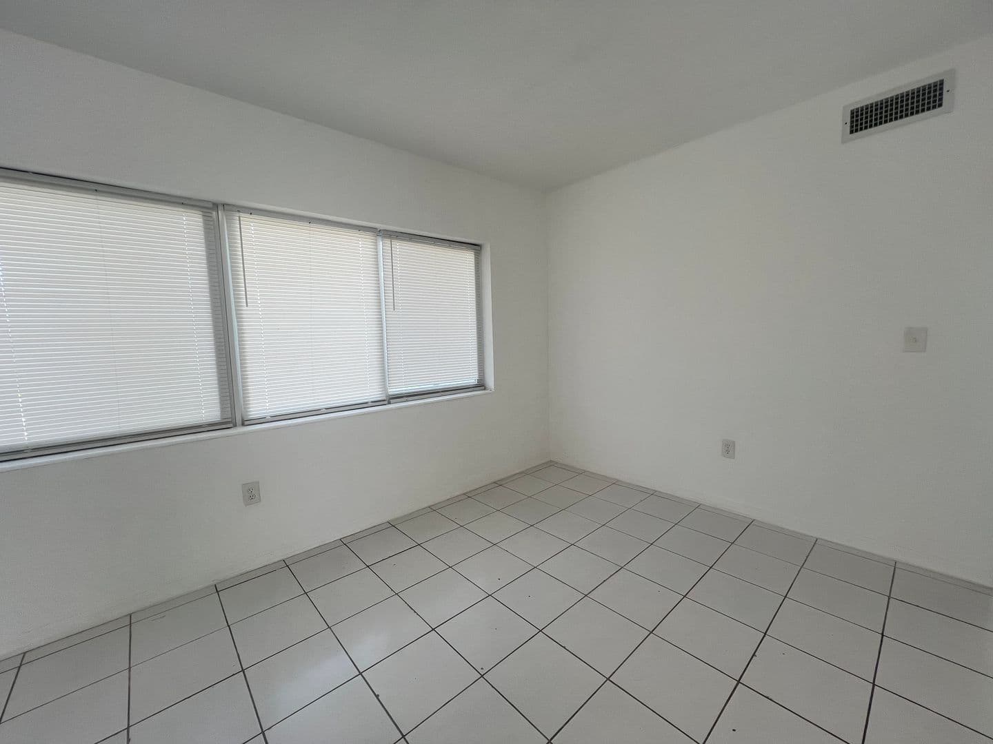 HUGE NORTH BEACH APARTMENT 6 of 8