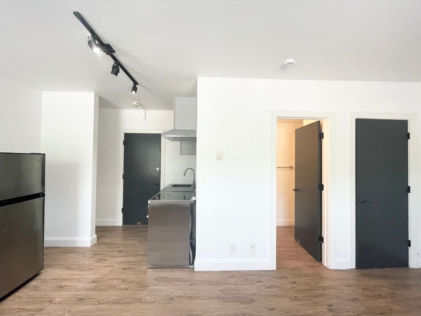 Mayn Suites 4 of 8