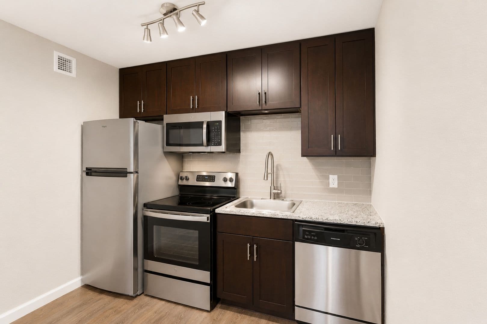 The Hedge Apartments (Hedge 1) 3 of 10