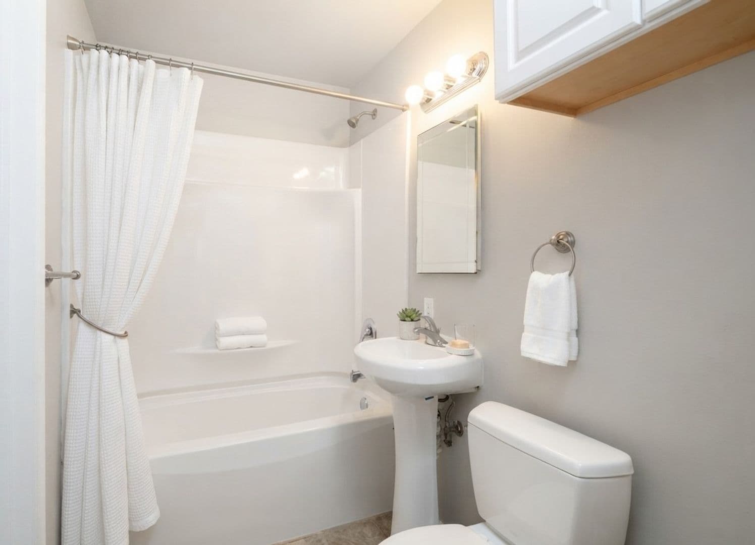717 Llewellyn Place 2 of 10