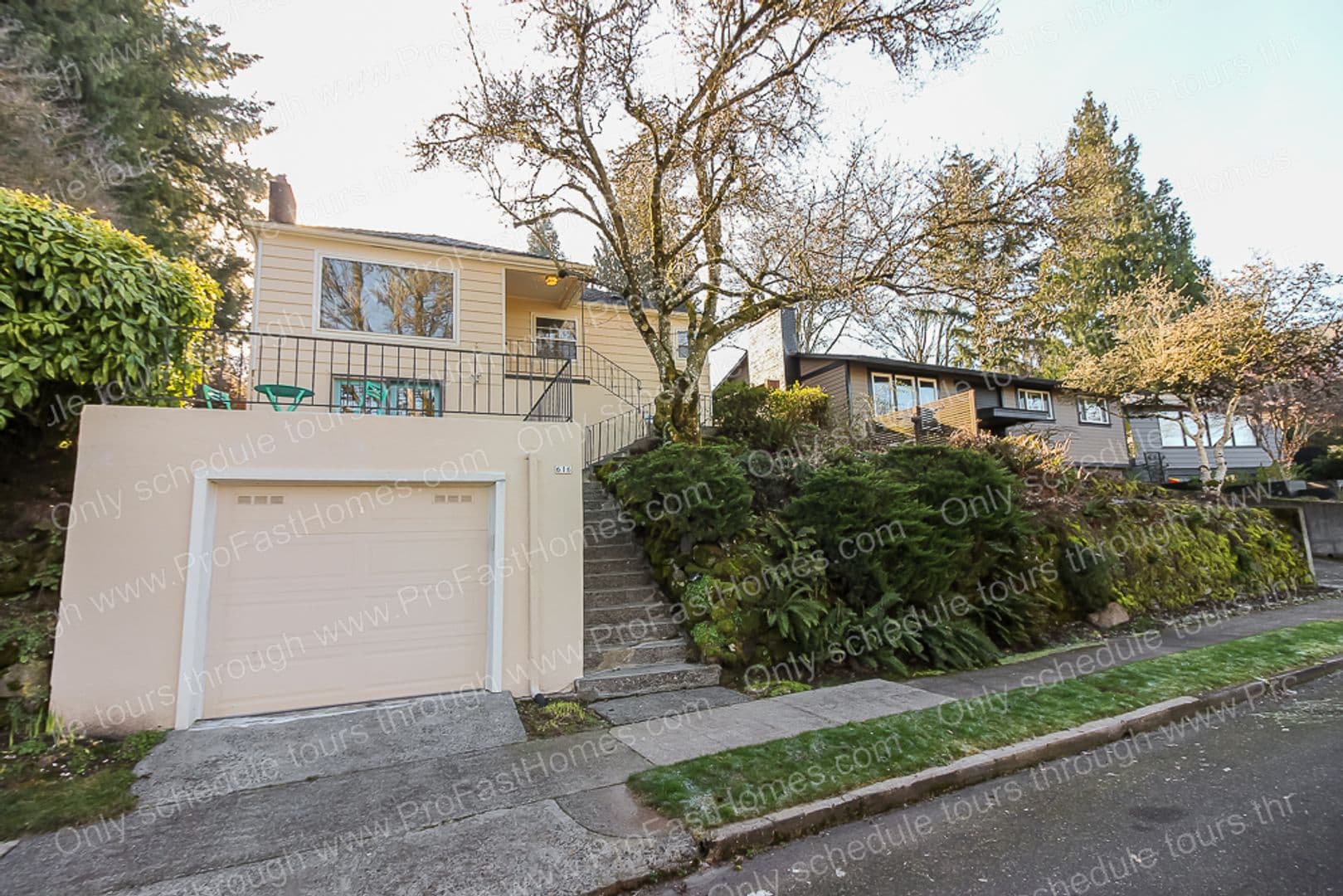 616 SW Moss St 3 of 33