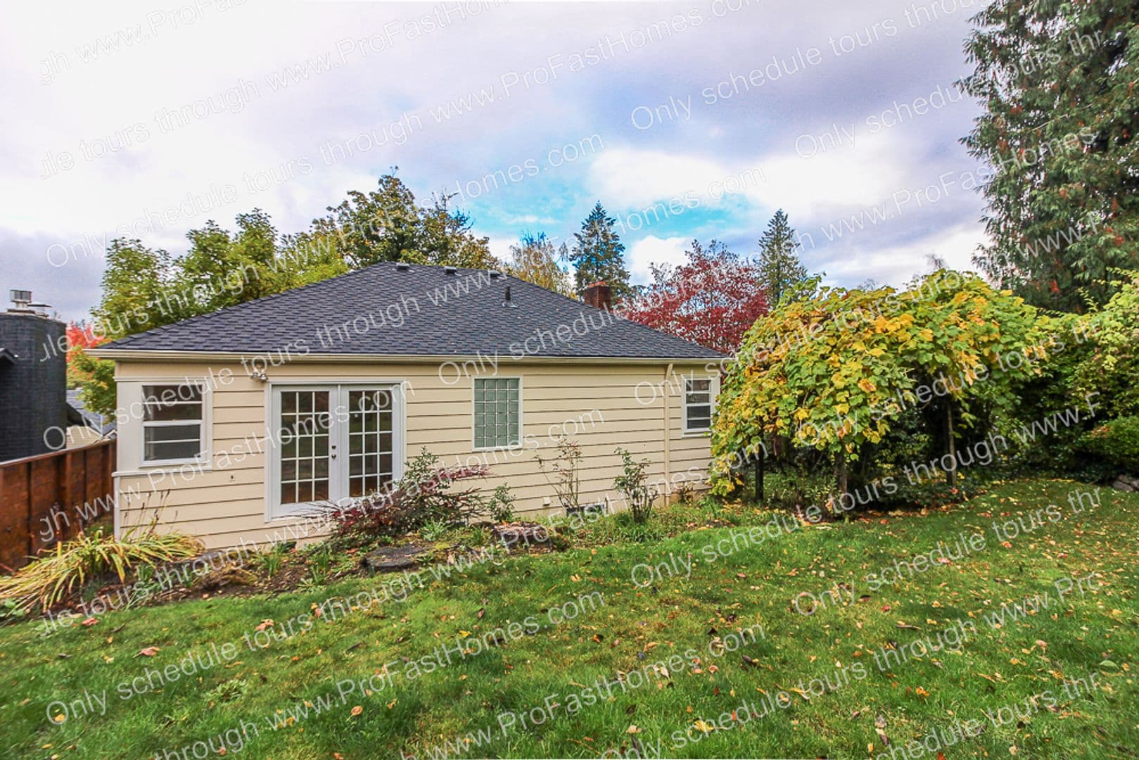 616 SW Moss St 28 of 33