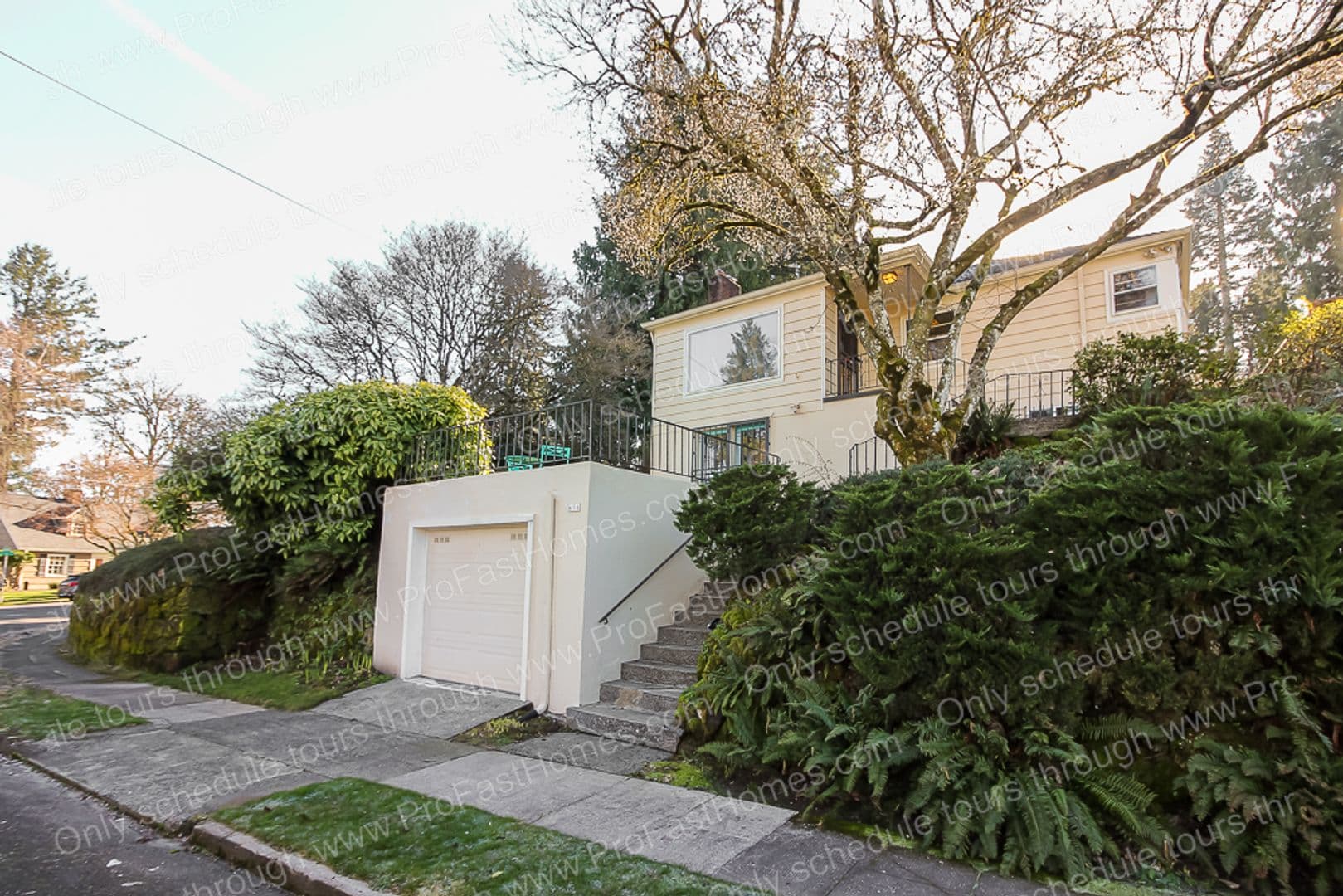 616 SW Moss St 1 of 33