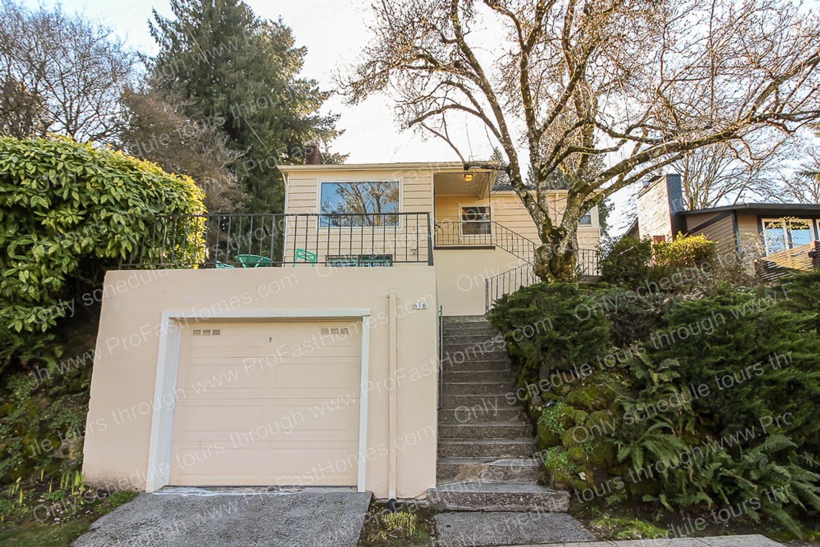 616 SW Moss St 2 of 33