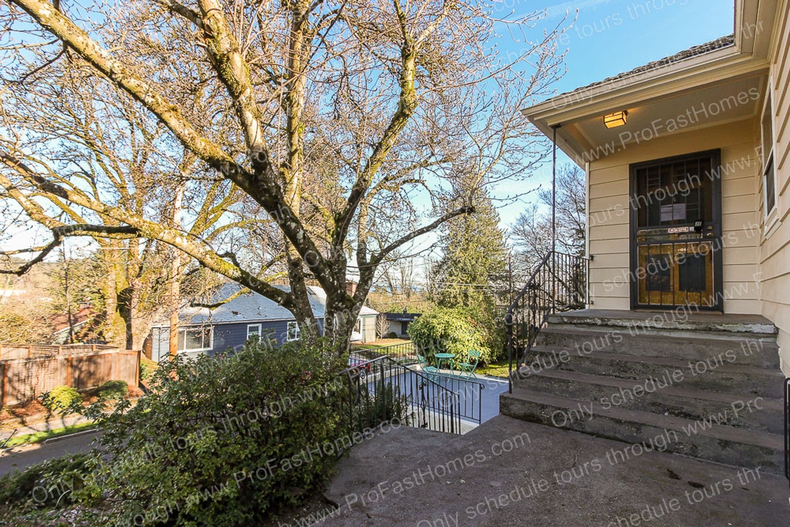 616 SW Moss St 9 of 33