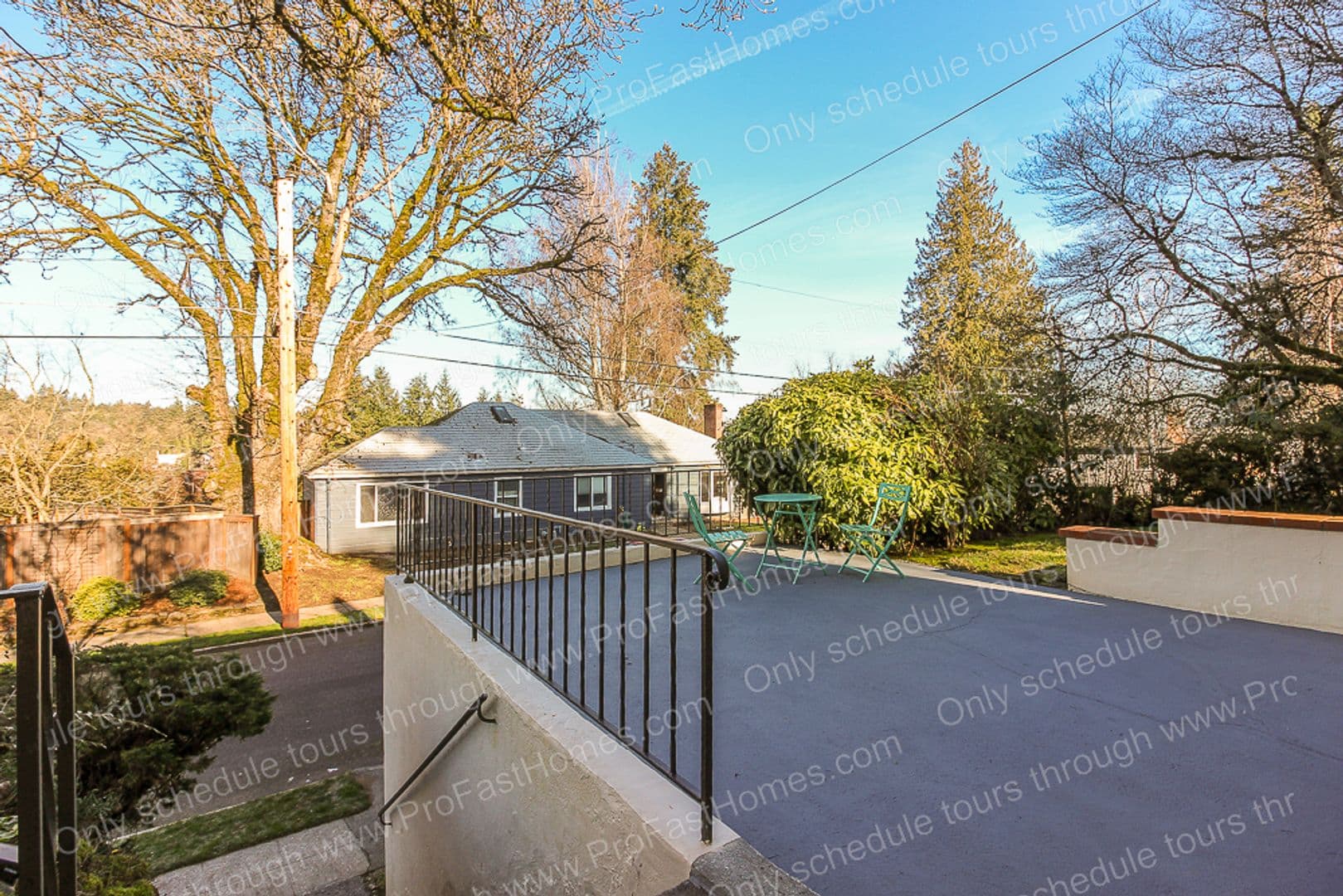 616 SW Moss St 4 of 33