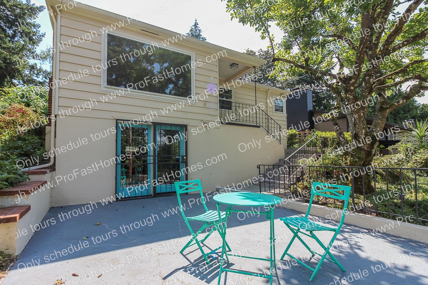 616 SW Moss St 8 of 33