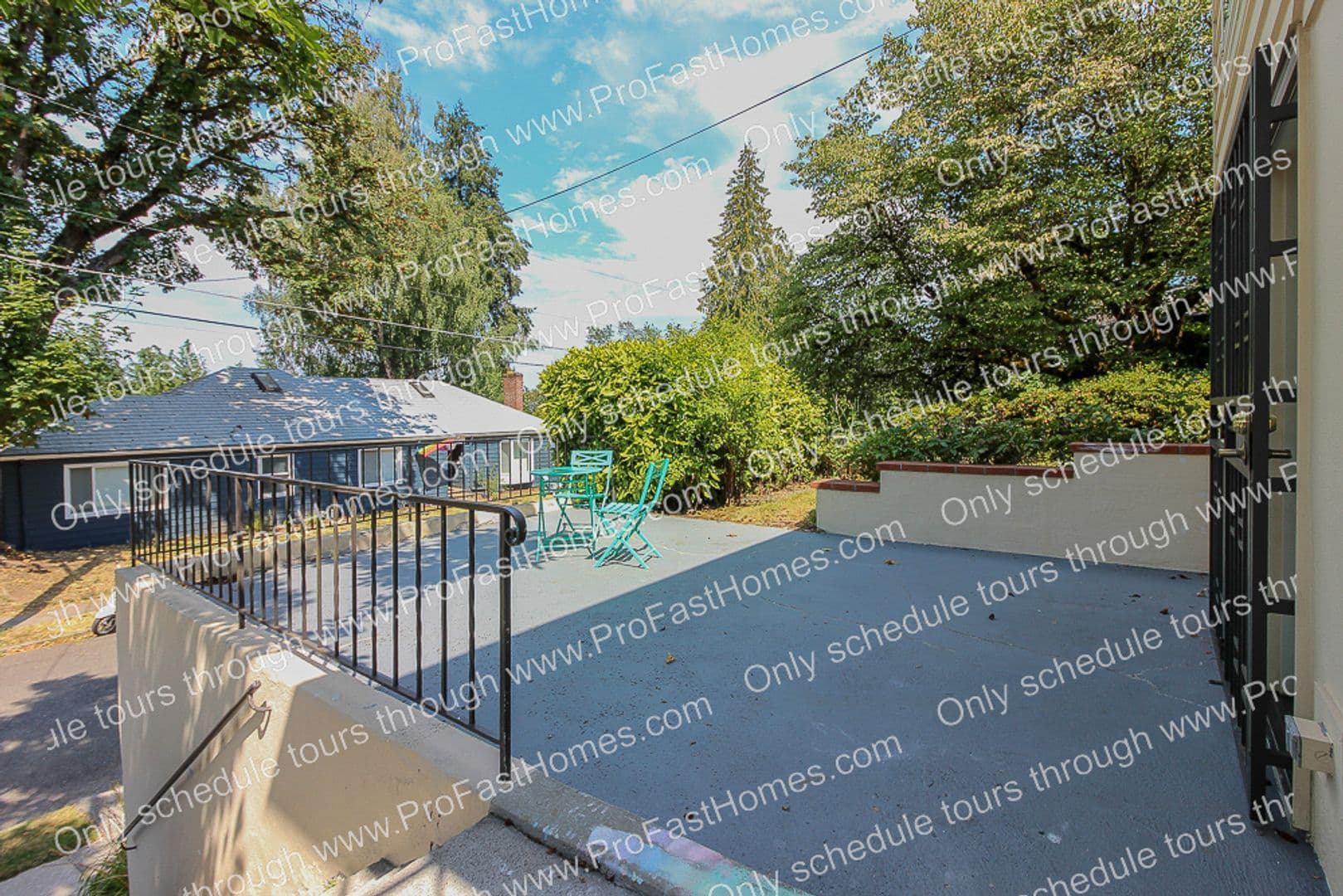 616 SW Moss St 5 of 33