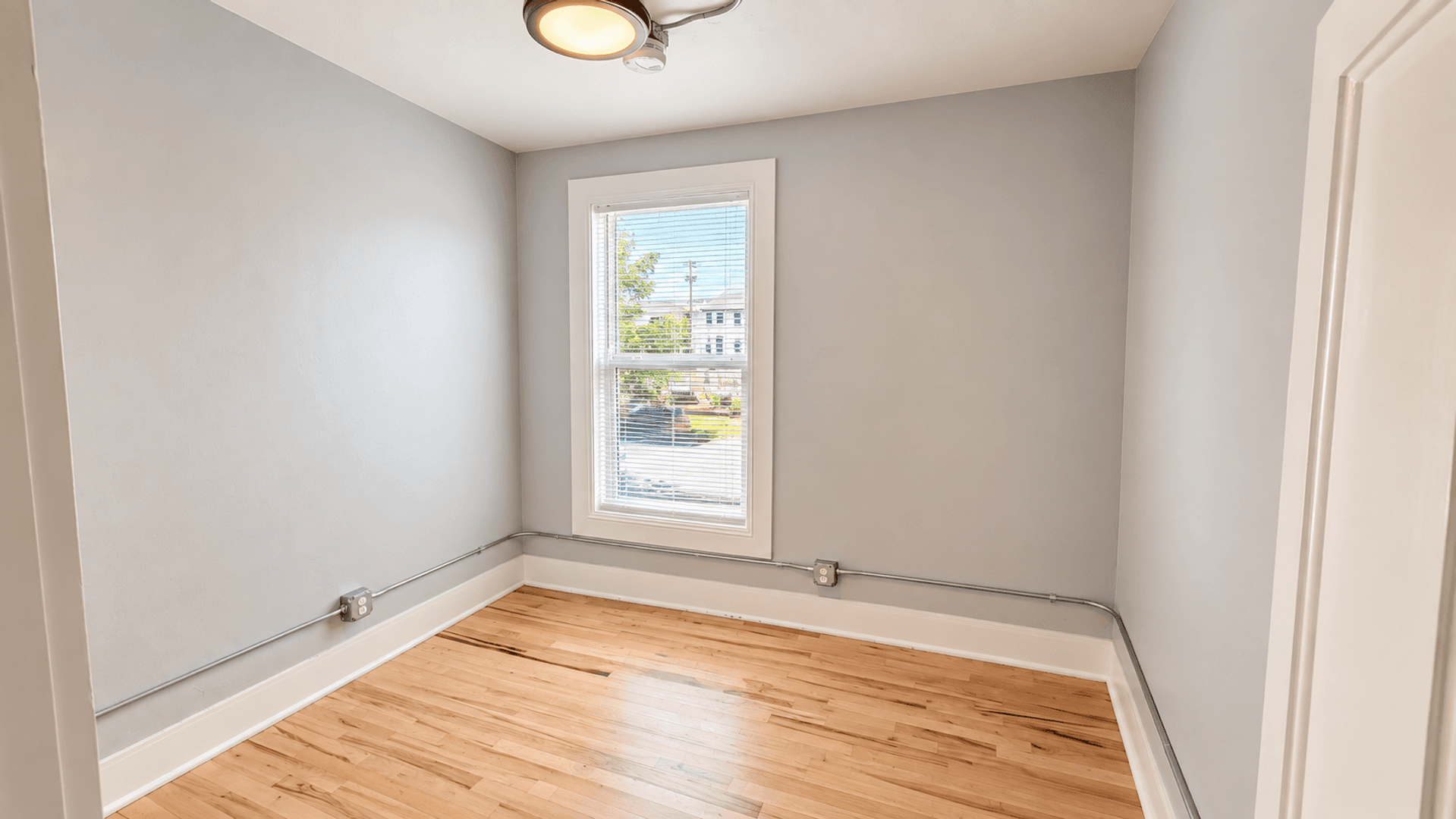 One Month Free Rent! Beautiful Historic Downtown 3 Bedroom Apartment – All Utilities Included! 6 of 11