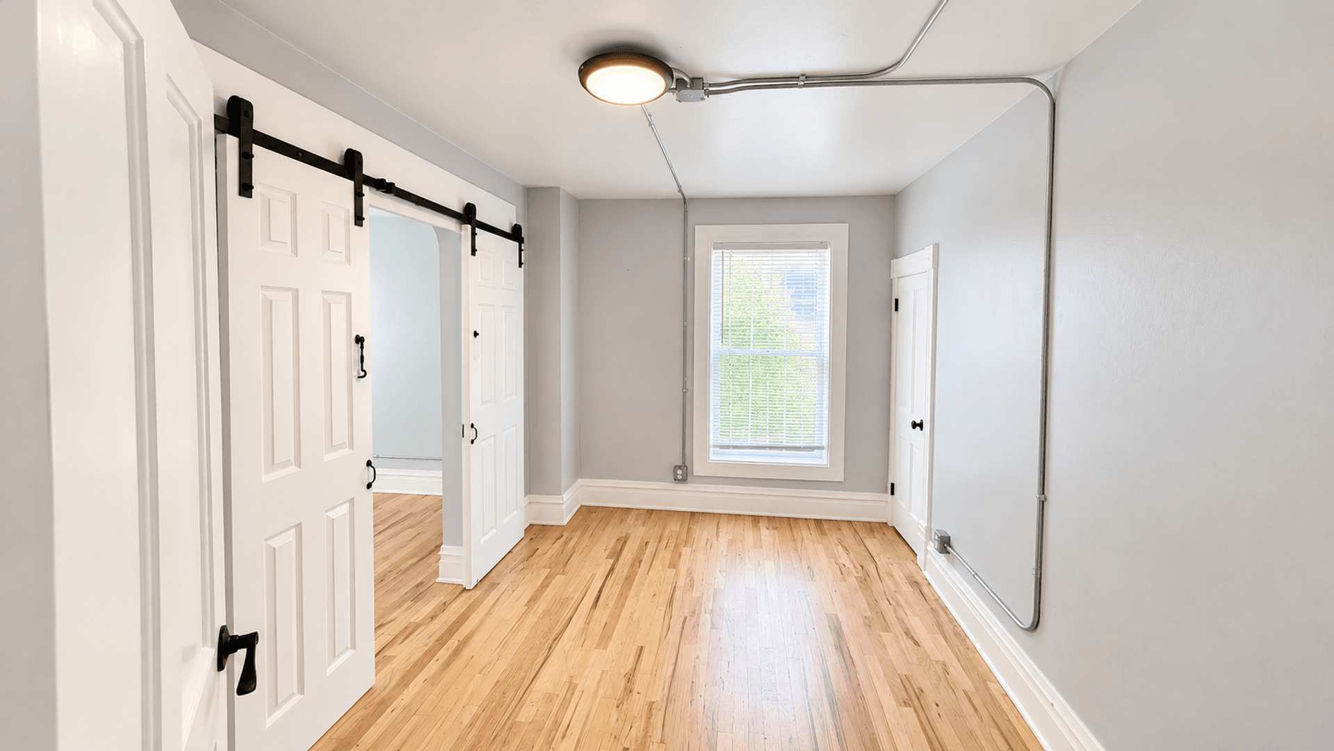 One Month Free Rent! Beautiful Historic Downtown 3 Bedroom Apartment – All Utilities Included! 8 of 11