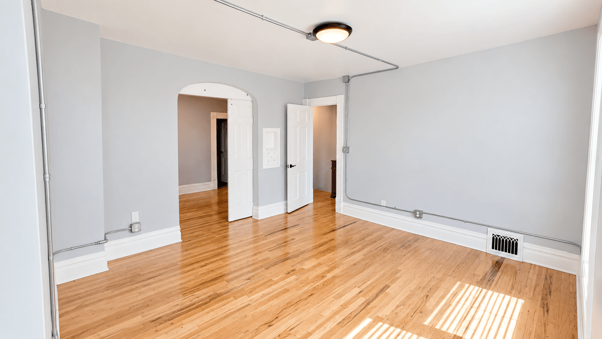 One Month Free Rent! Beautiful Historic Downtown 3 Bedroom Apartment – All Utilities Included! 9 of 11