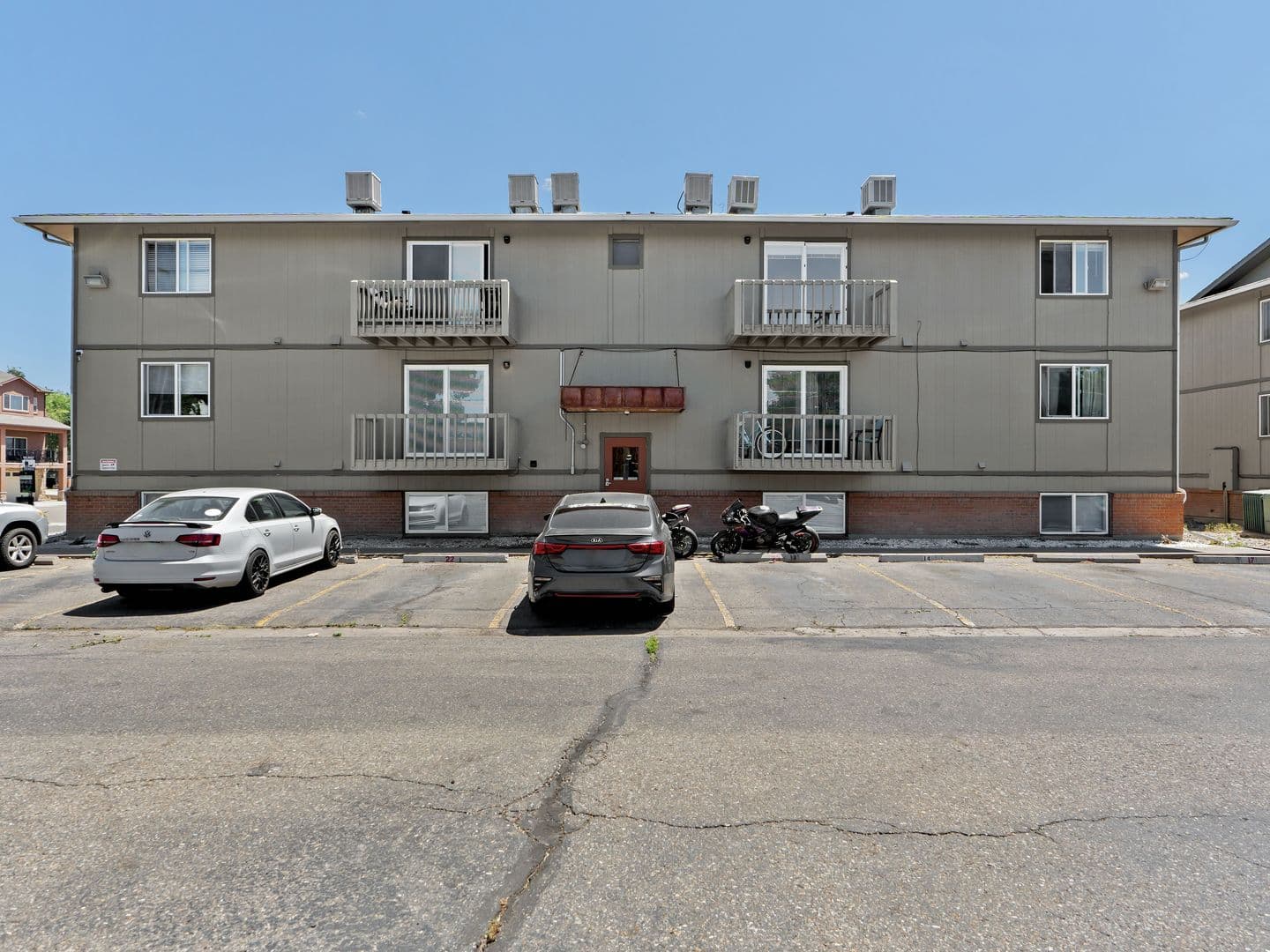 Spacious and Bright 2-Bedroom, Pet Friendly Apartment- Prime Location! 2 of 15