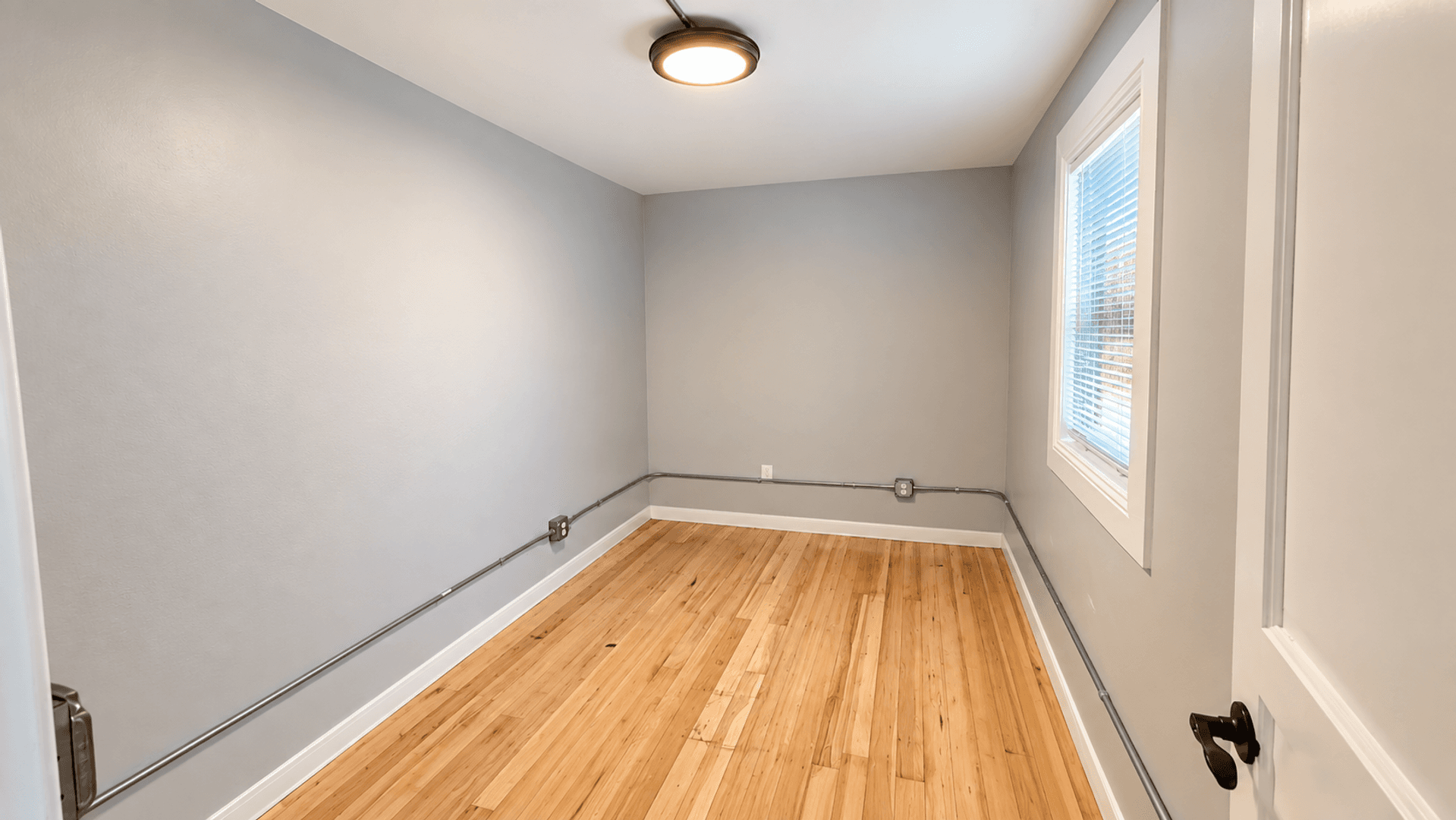One Month Free Rent! Beautiful Historic Downtown 3 Bedroom Apartment – All Utilities Included! 7 of 11