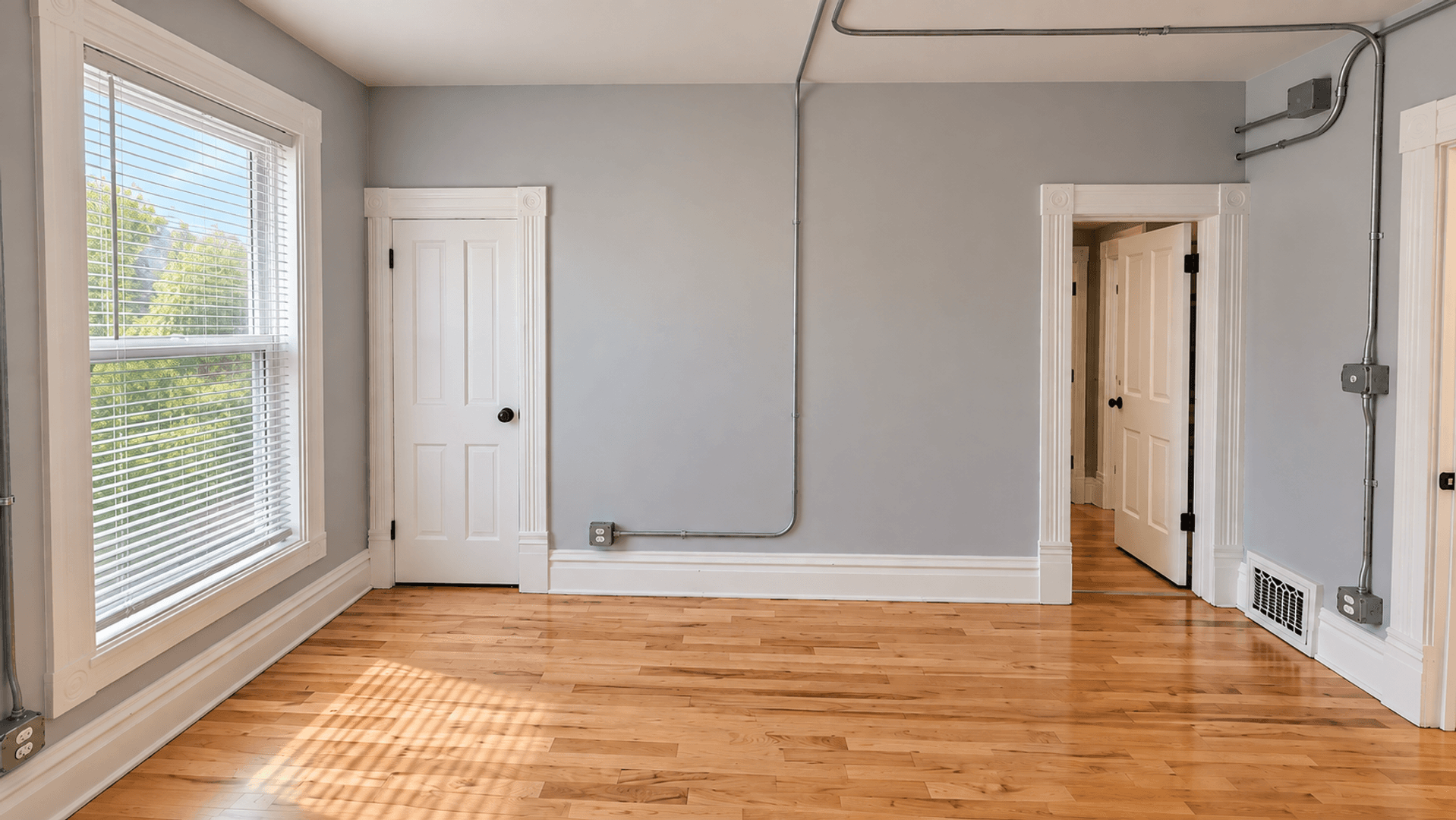 One Month Free Rent! Beautiful Historic Downtown 3 Bedroom Apartment – All Utilities Included! 5 of 11