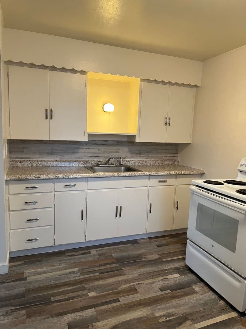 Beautifully Remodeled 1 Bedroom Available 4 of 9
