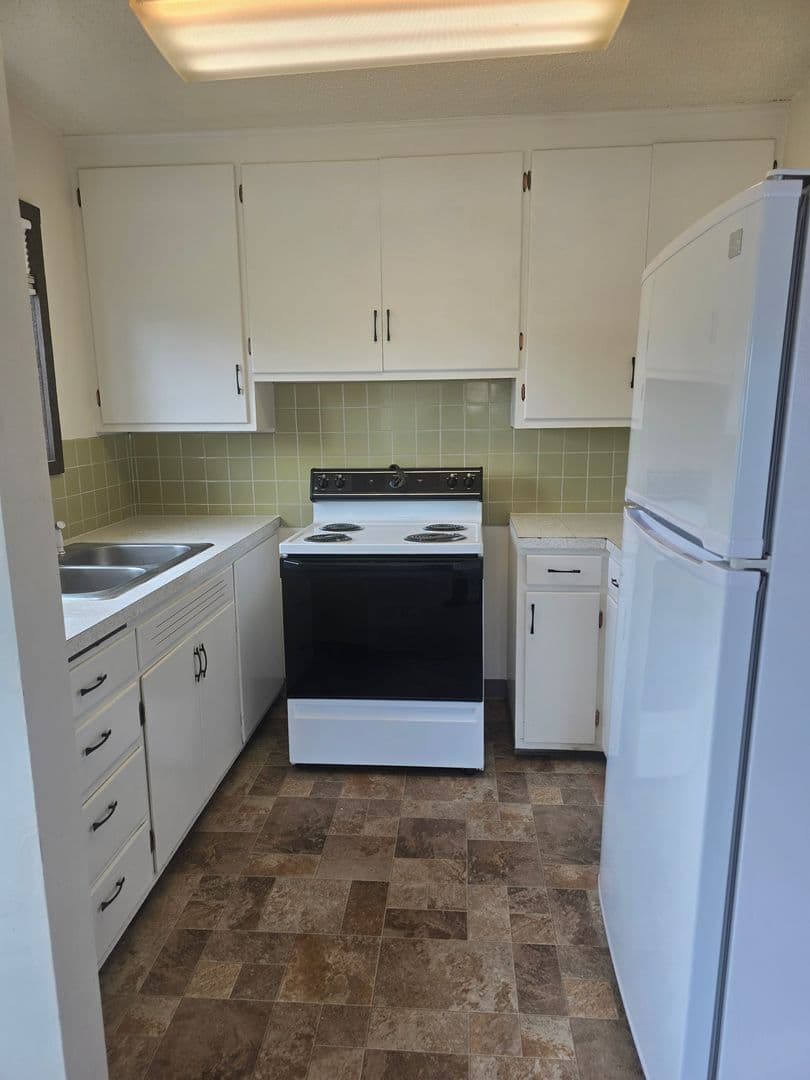 2 Bedroom Duplex Apartment - $300 move in credit Available! 9 of 26
