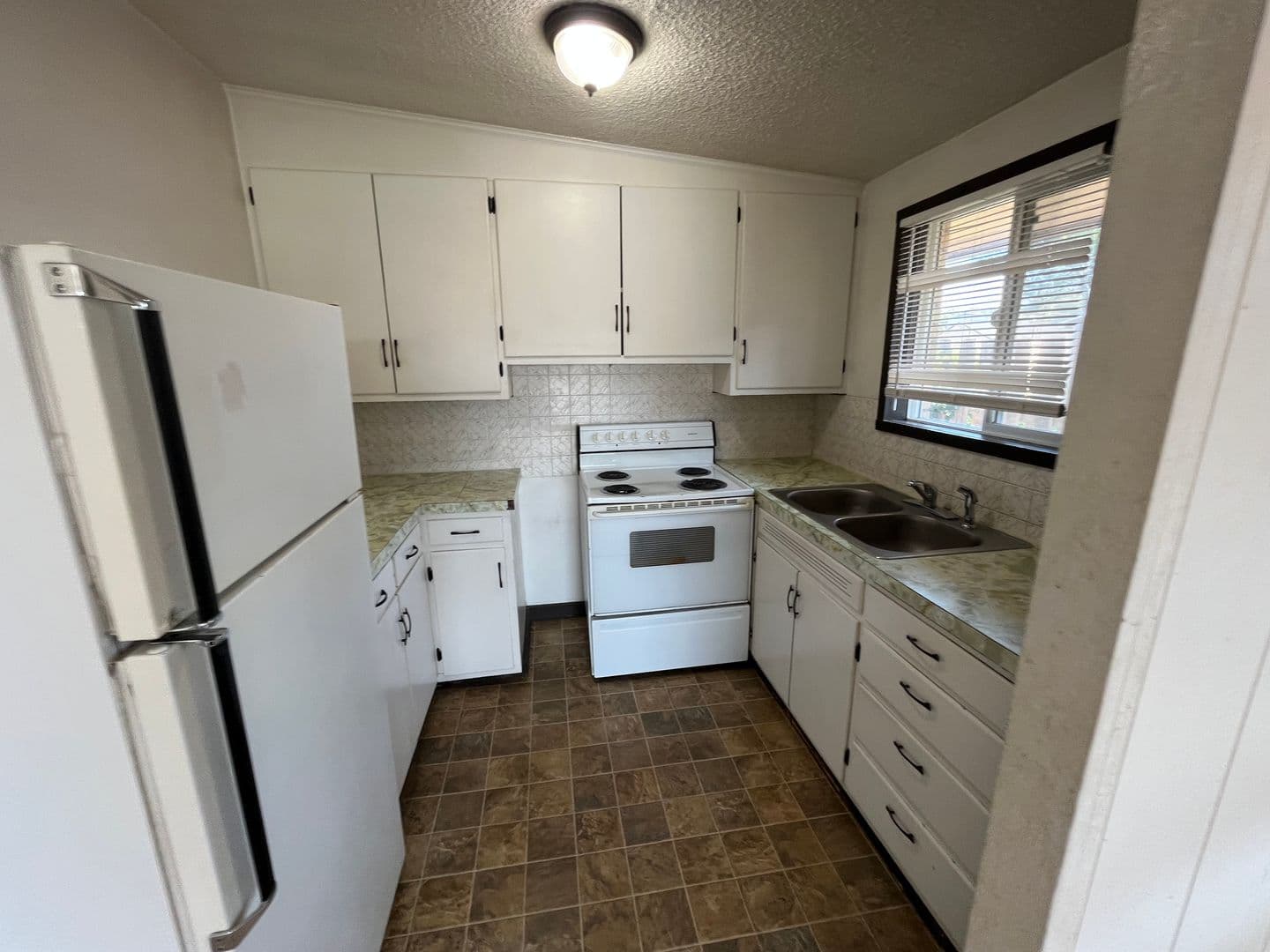 2 Bedroom Duplex Apartment Available Now! $300 move in credit Available! 9 of 13