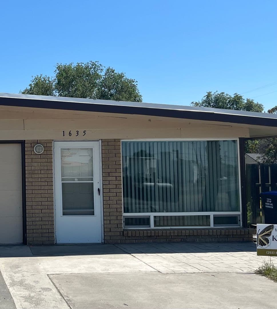 2 Bedroom Duplex Apartment Available Now! $300 move in credit Available 7 of 8