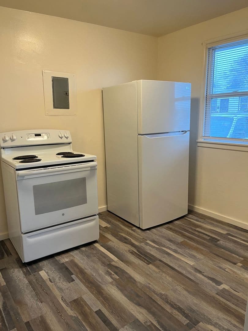 Beautifully Remodeled 1 Bedroom Available 5 of 9