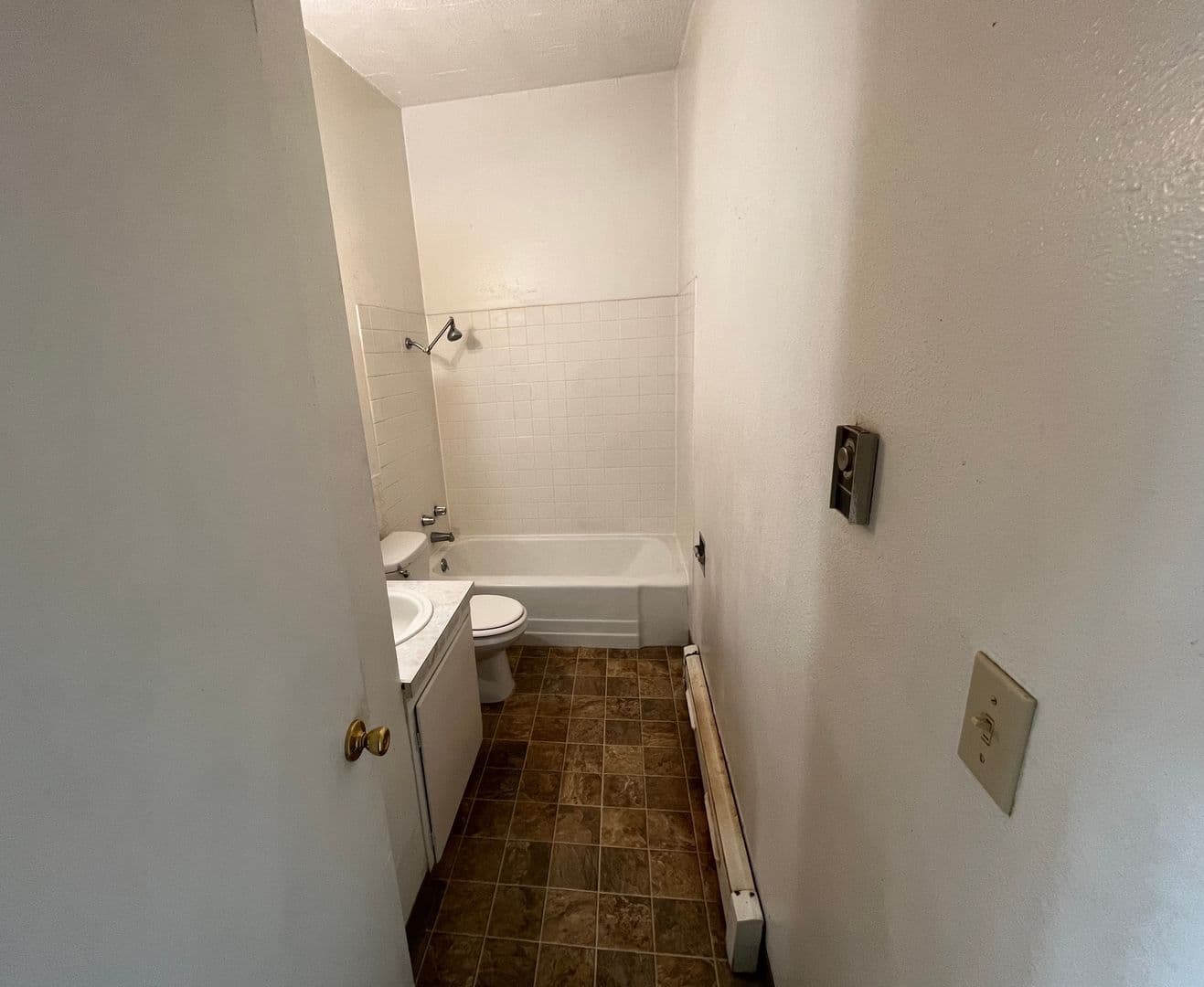 2 Bedroom Duplex Apartment Available Now! $300 move in credit Available! 10 of 13