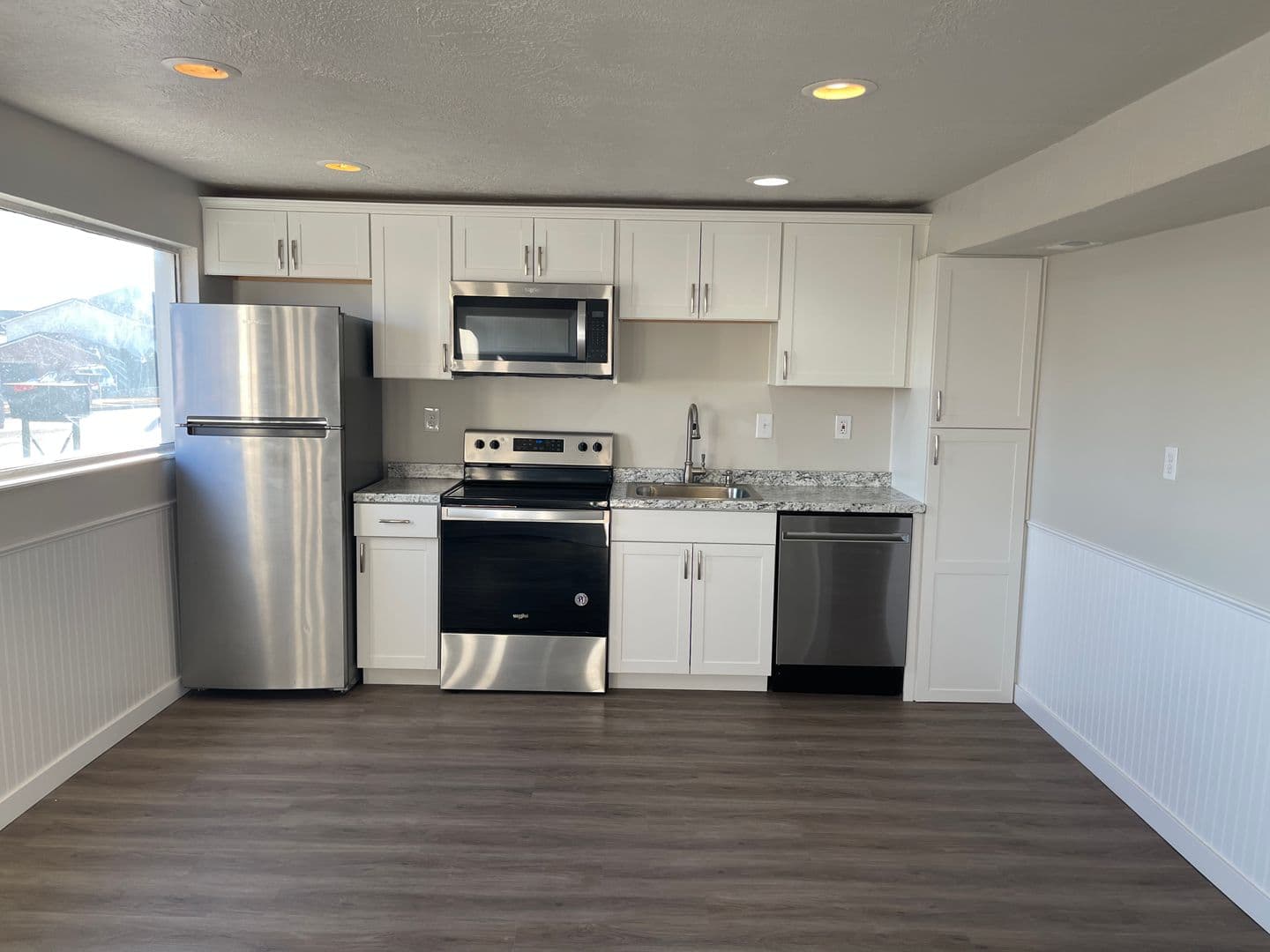 Newly remodeled 1bd/1b near shopping and restaurants! 2 of 9