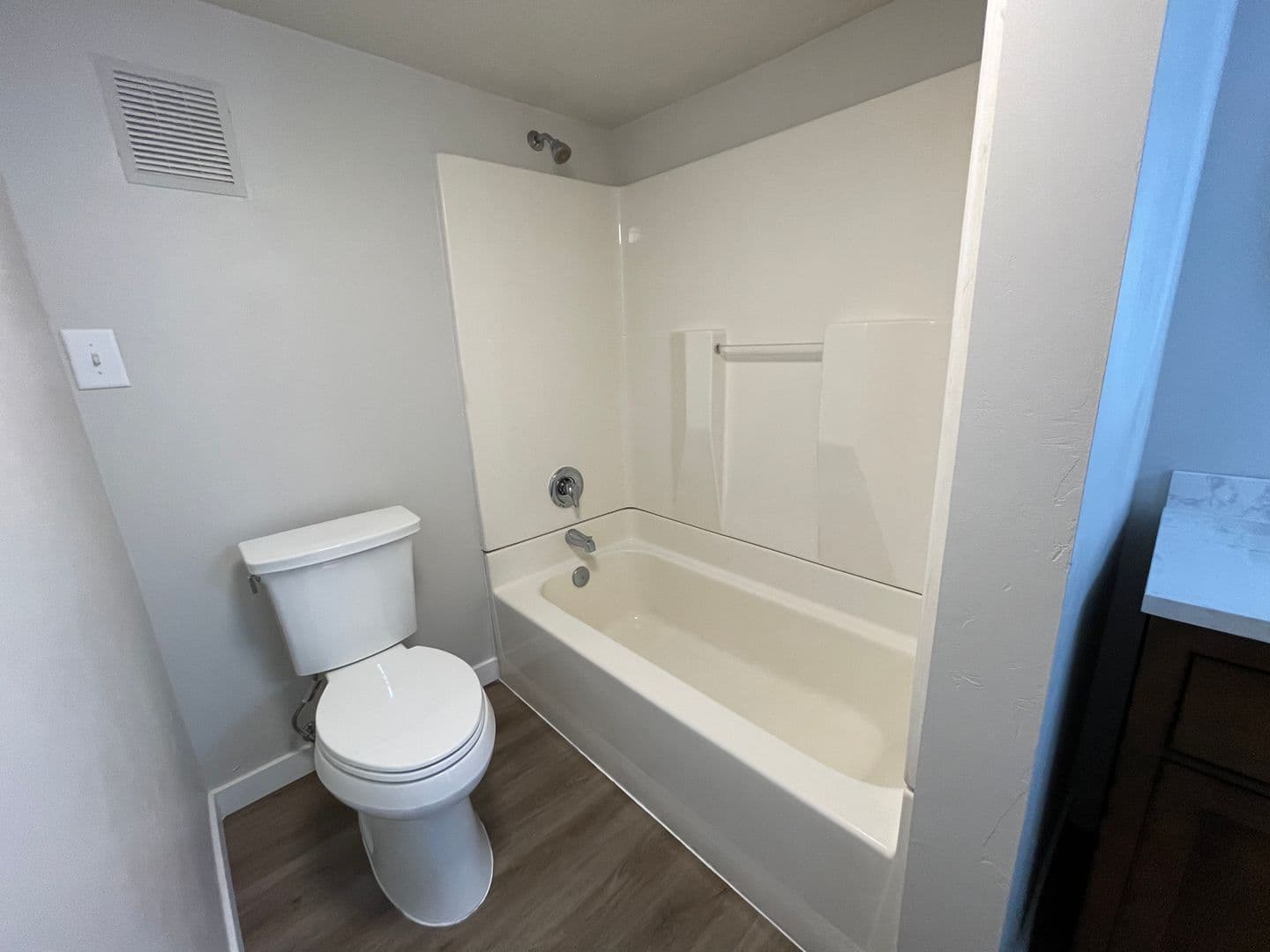 Newly remodeled 1bd/1b near shopping and restaurants! 6 of 9