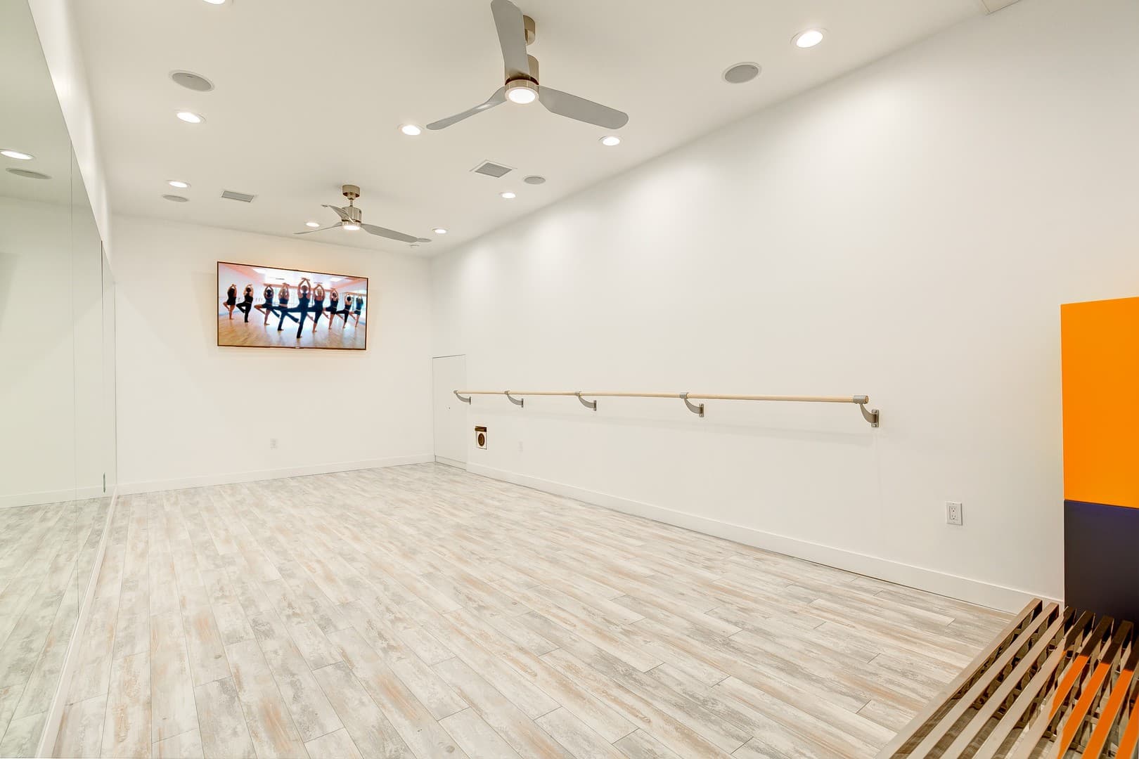 MODERNO East 12 of 29