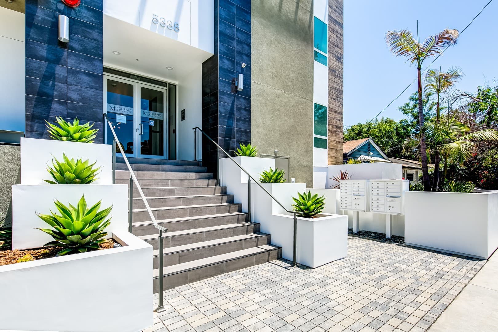MODERNO East 2 of 29