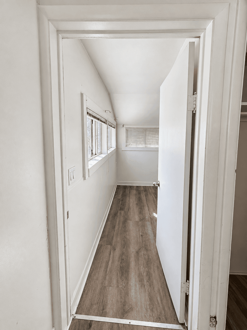 Charming SPACIOUS 2 Bedroom CONDO Apartment in the Heart of Salt Lake City 3 of 15