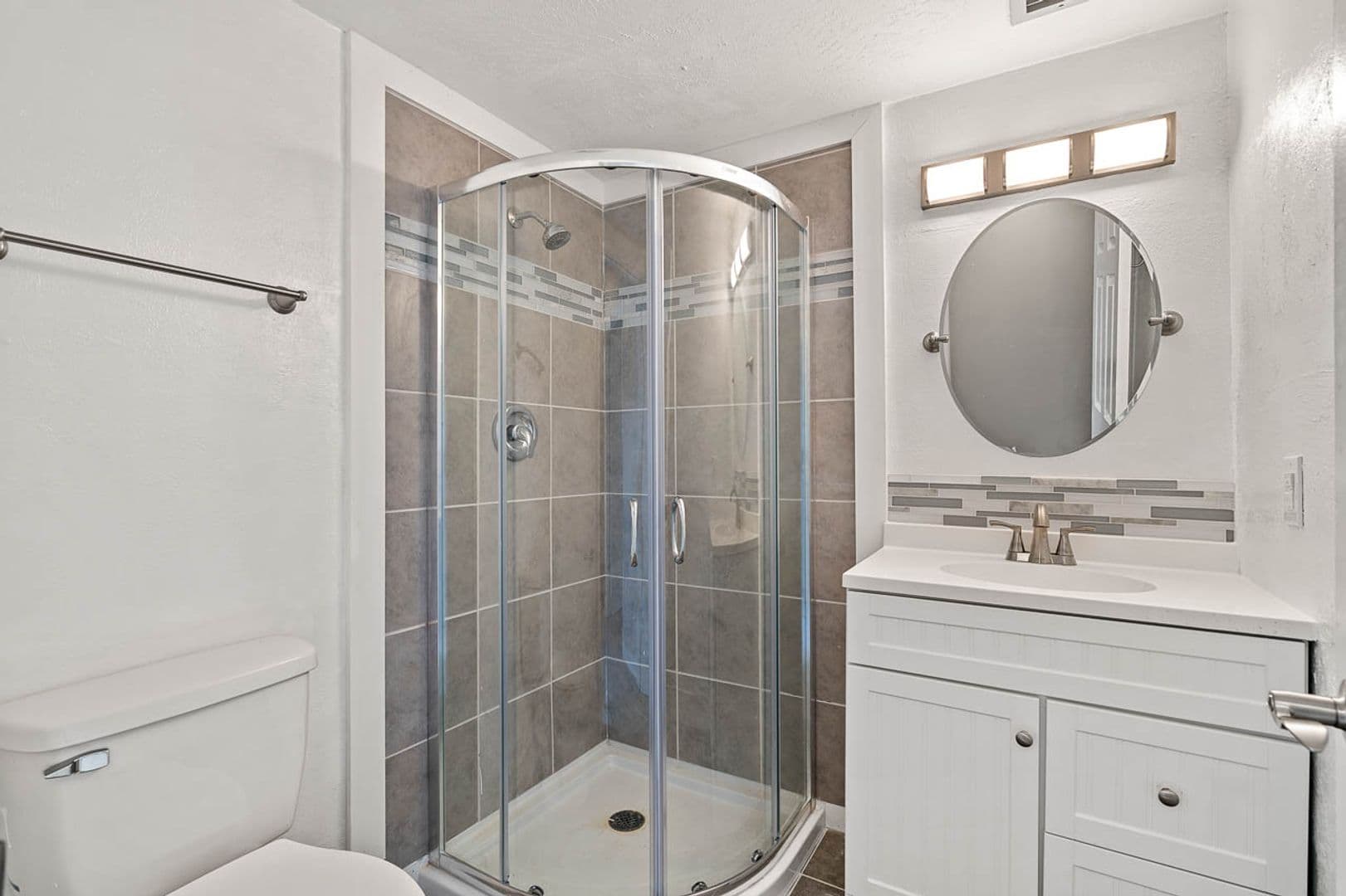 604 E. Iredell Avenue 18 of 19