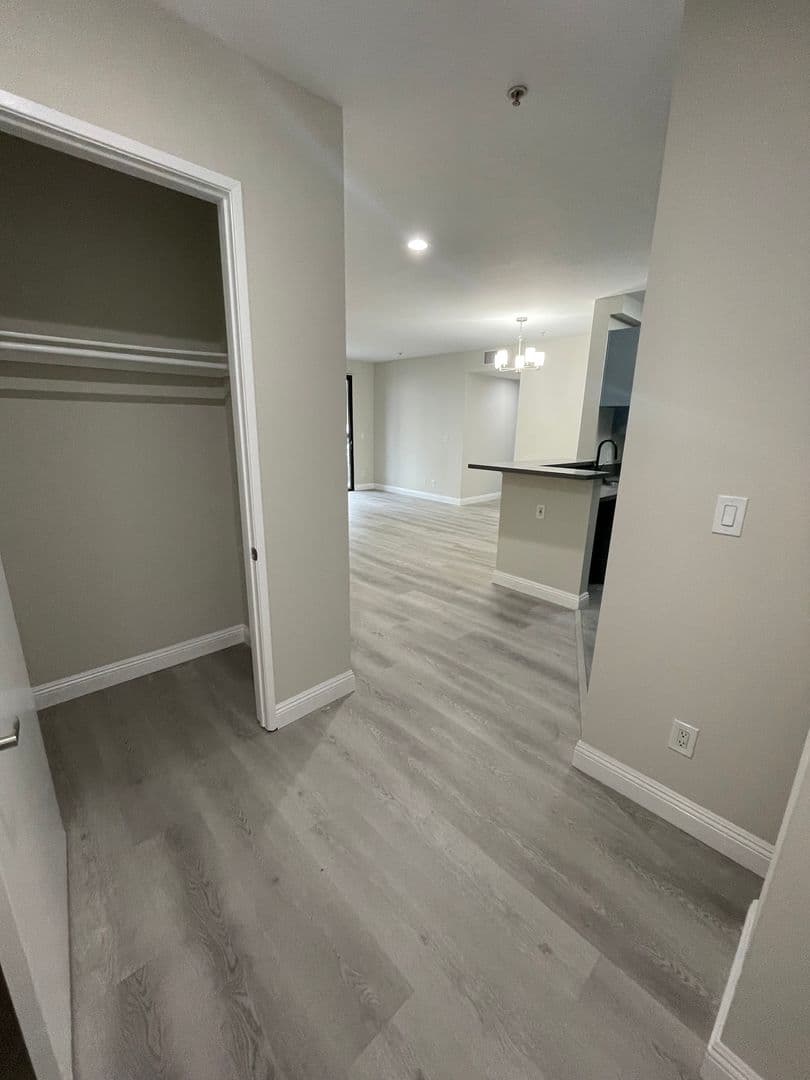 Hawthorn Regency Apartments 1 of 8