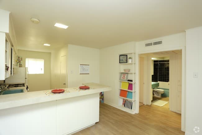 Lantana Apartments 6 of 10