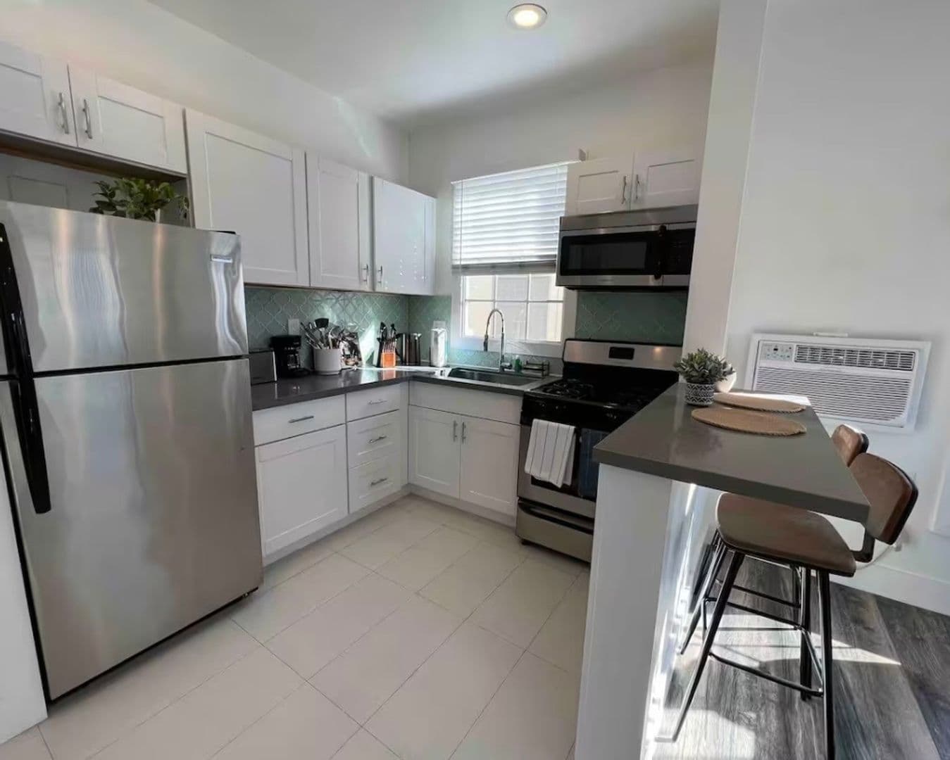 (59) 660 S. Cloverdale Ave. 6 of 6