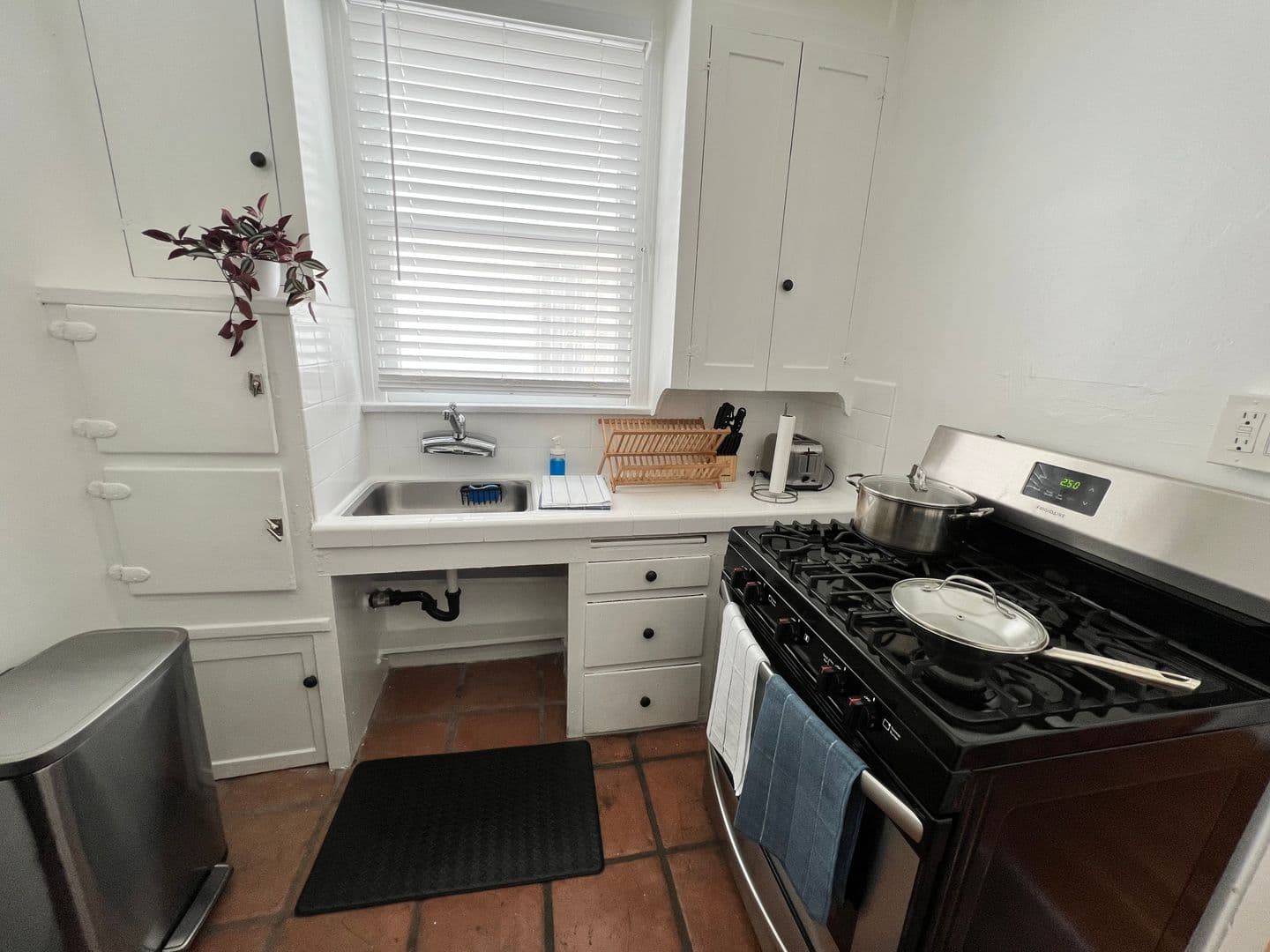 (59) 660 S. Cloverdale Ave. 7 of 12